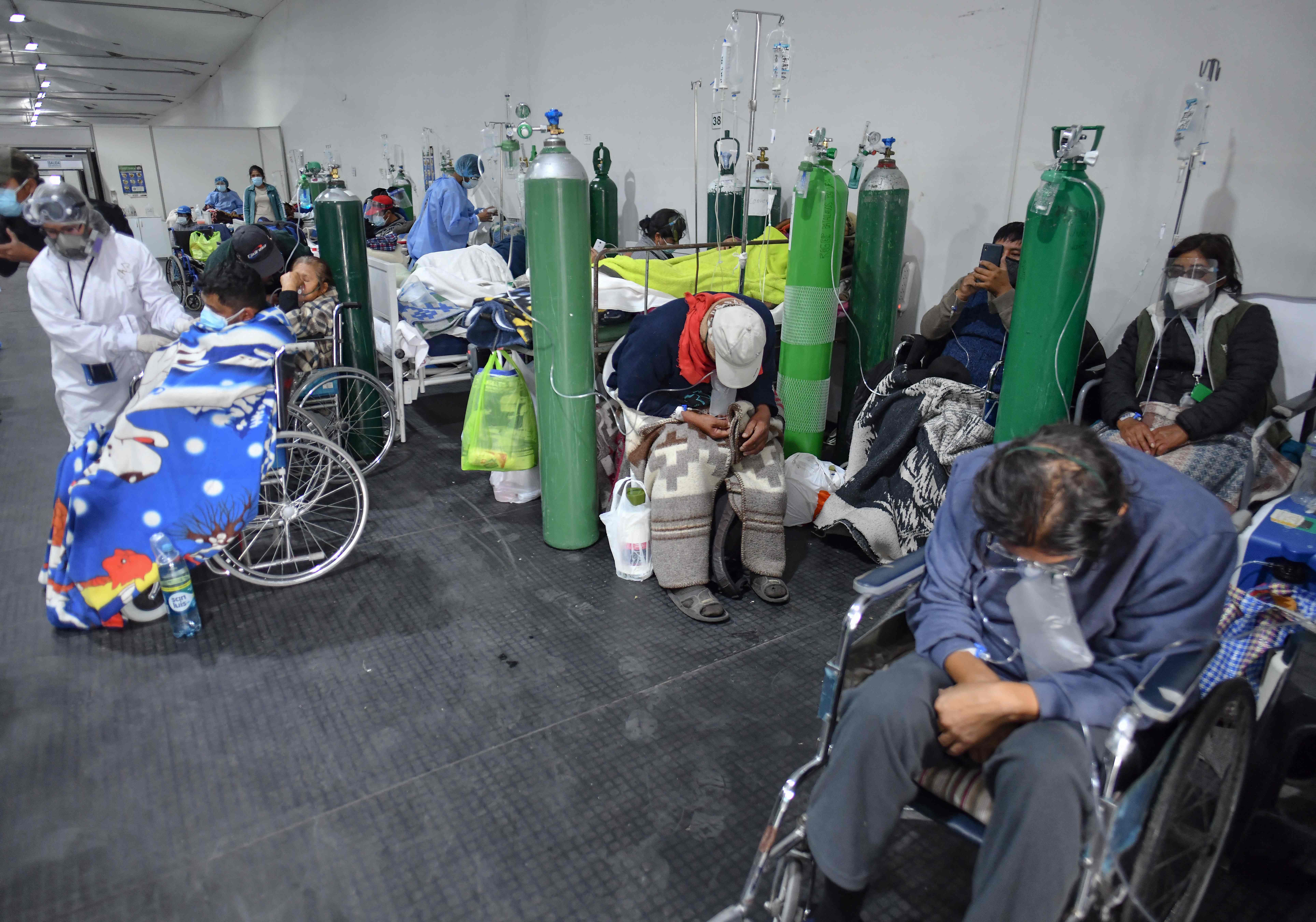 Warga mengantre di fasilitas khusus untuk pasien Covid-19 di kota selatan Arequipa, Peru (8/6/2021).