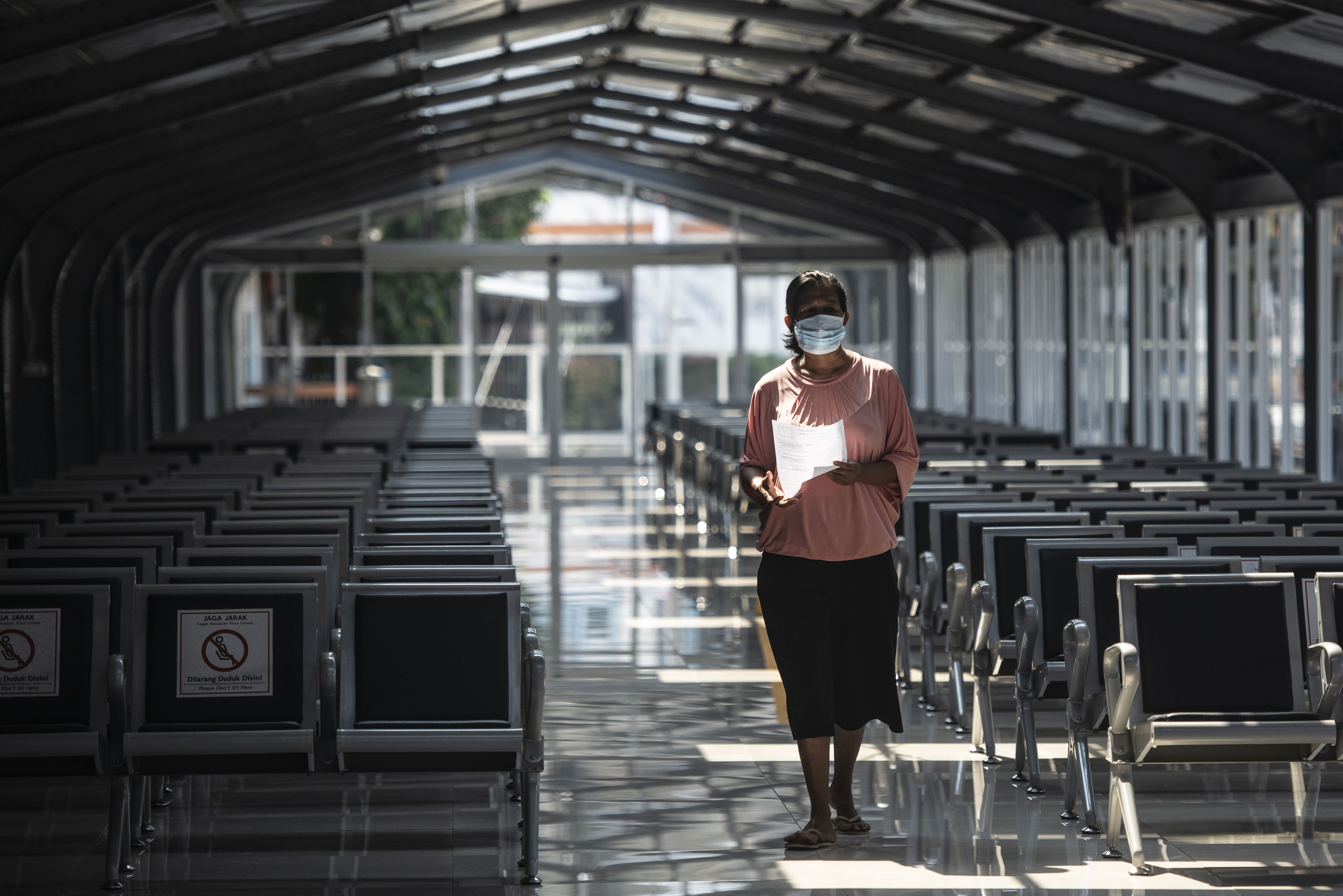 Warag bersiap mengikuti vaksinasi Covid-19 diStasiun Jakarta Kota