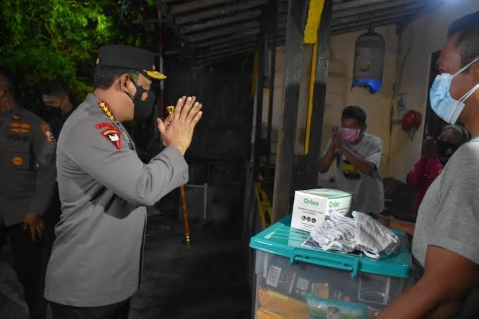 Kapolri Jenderal Listyo Sigit sata membagikan sembako