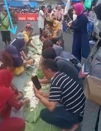 Viral video pedagang di Kota Tasikmalaya menggelar syukuran dengan makan bersama berharap PPKM berakhir, Minggu (25/7) 