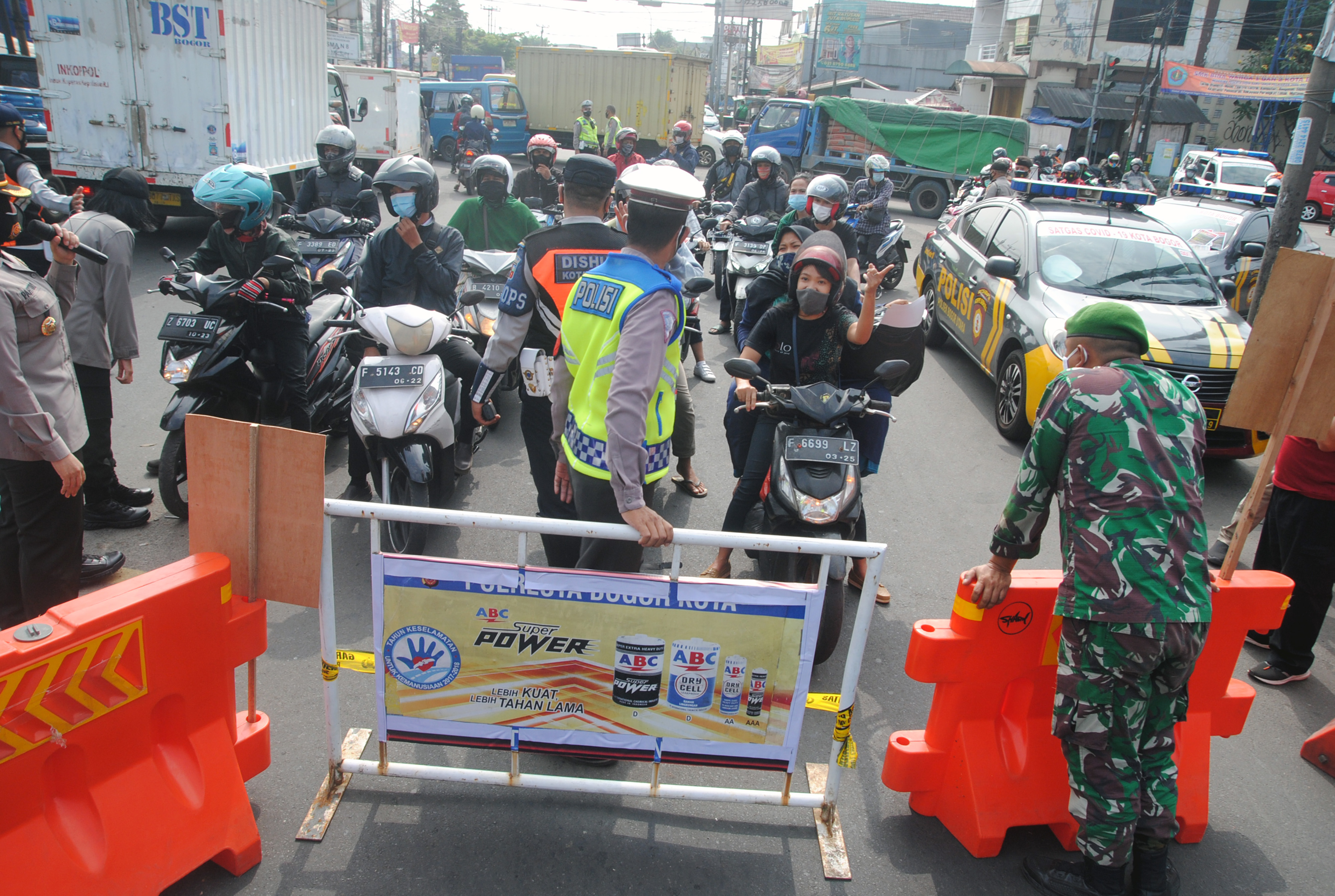 Petugas gabungan TNI-Polri-Dishub melakuka penyekatan kendaraan di wilayah Bogor, Jawa Barat.