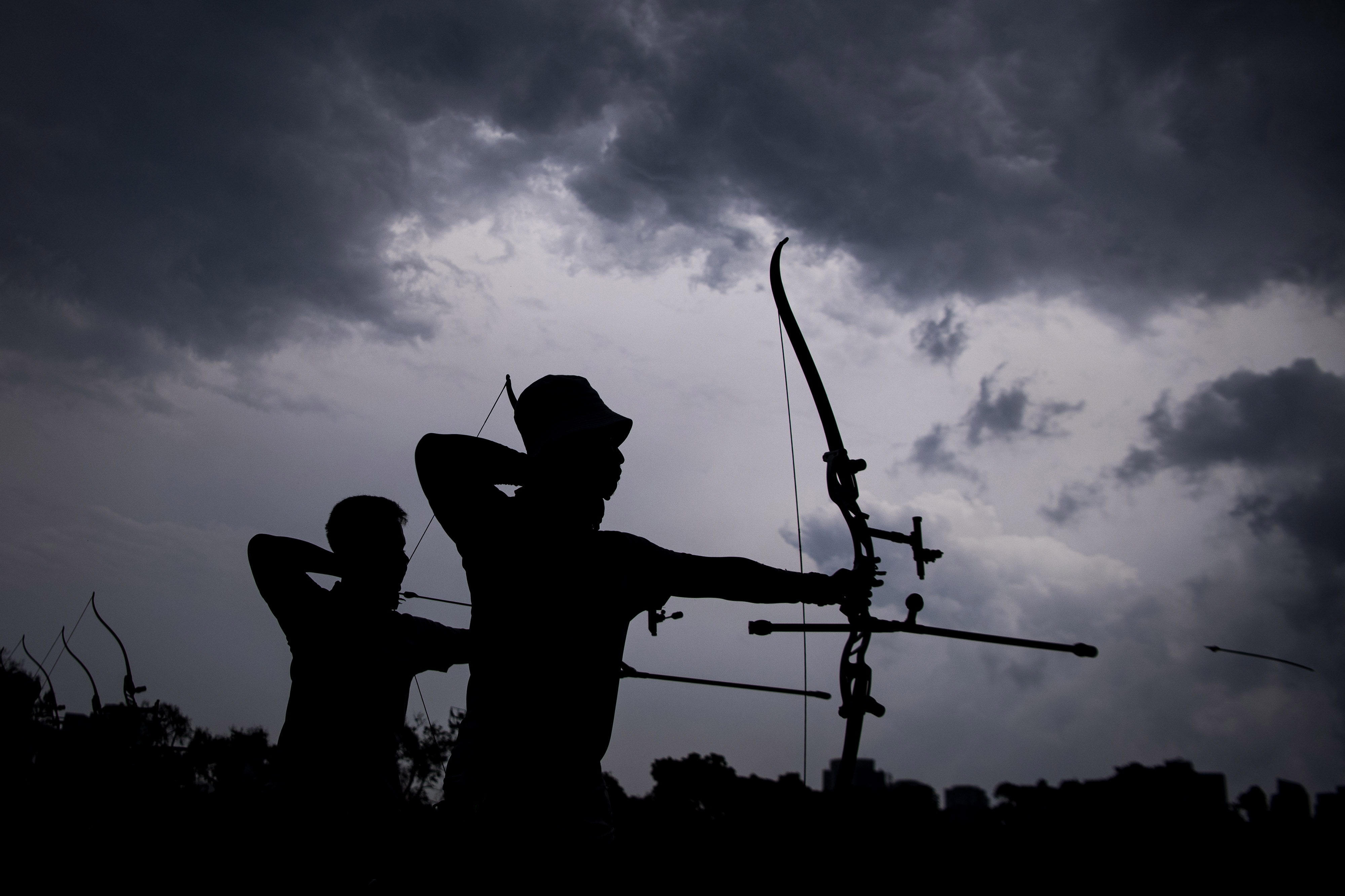 Siluet pemanah Indonesia yang berlatih jelang Olimpiade 2020.