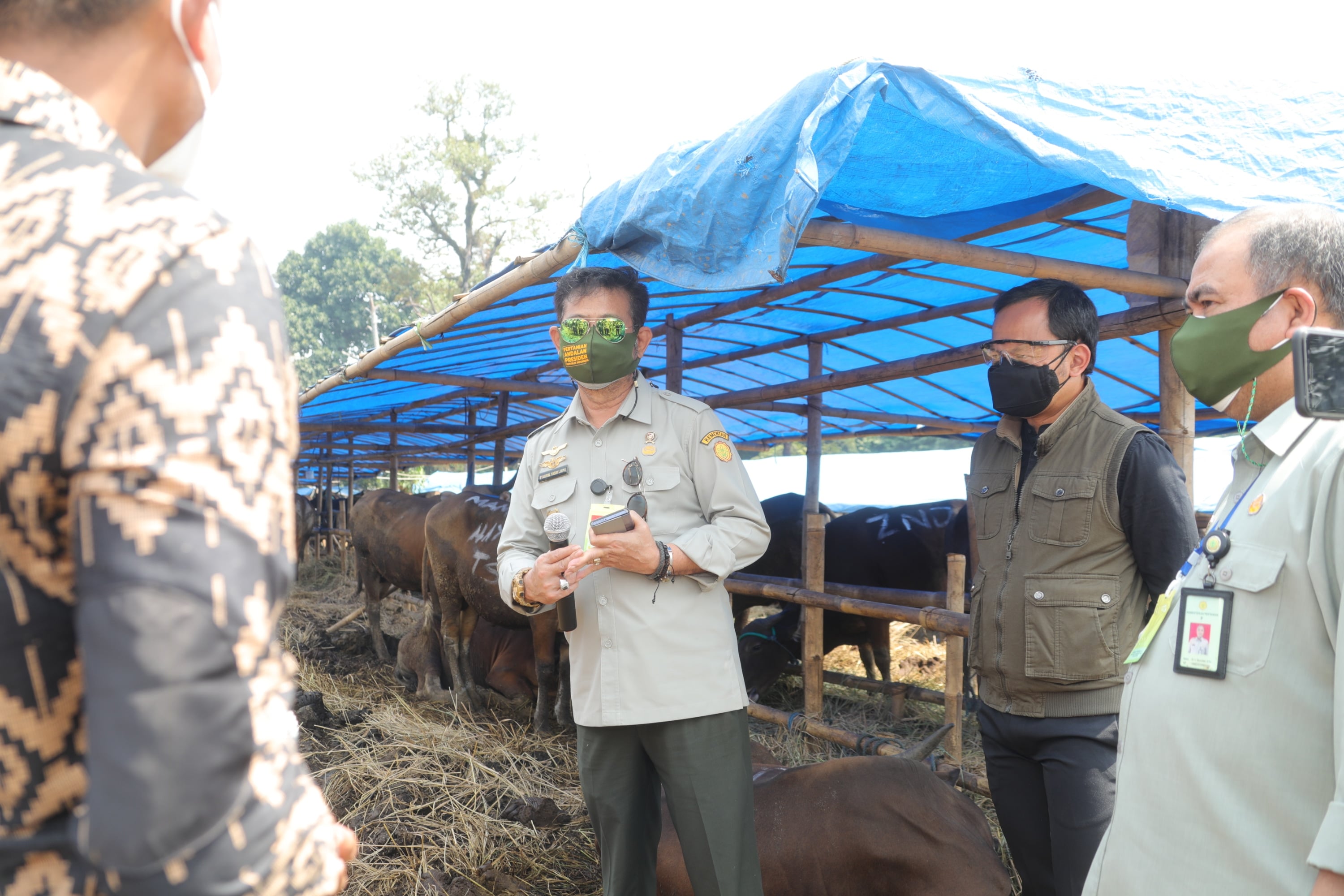 MentanSyahrul Yasin Limpodan Wali Kota Bogor Bima Arya mengunjungi depo 1000 sapi kurban di ,Tanah Sereal, Kota Bogor, Jabar, Kamis (15/7).