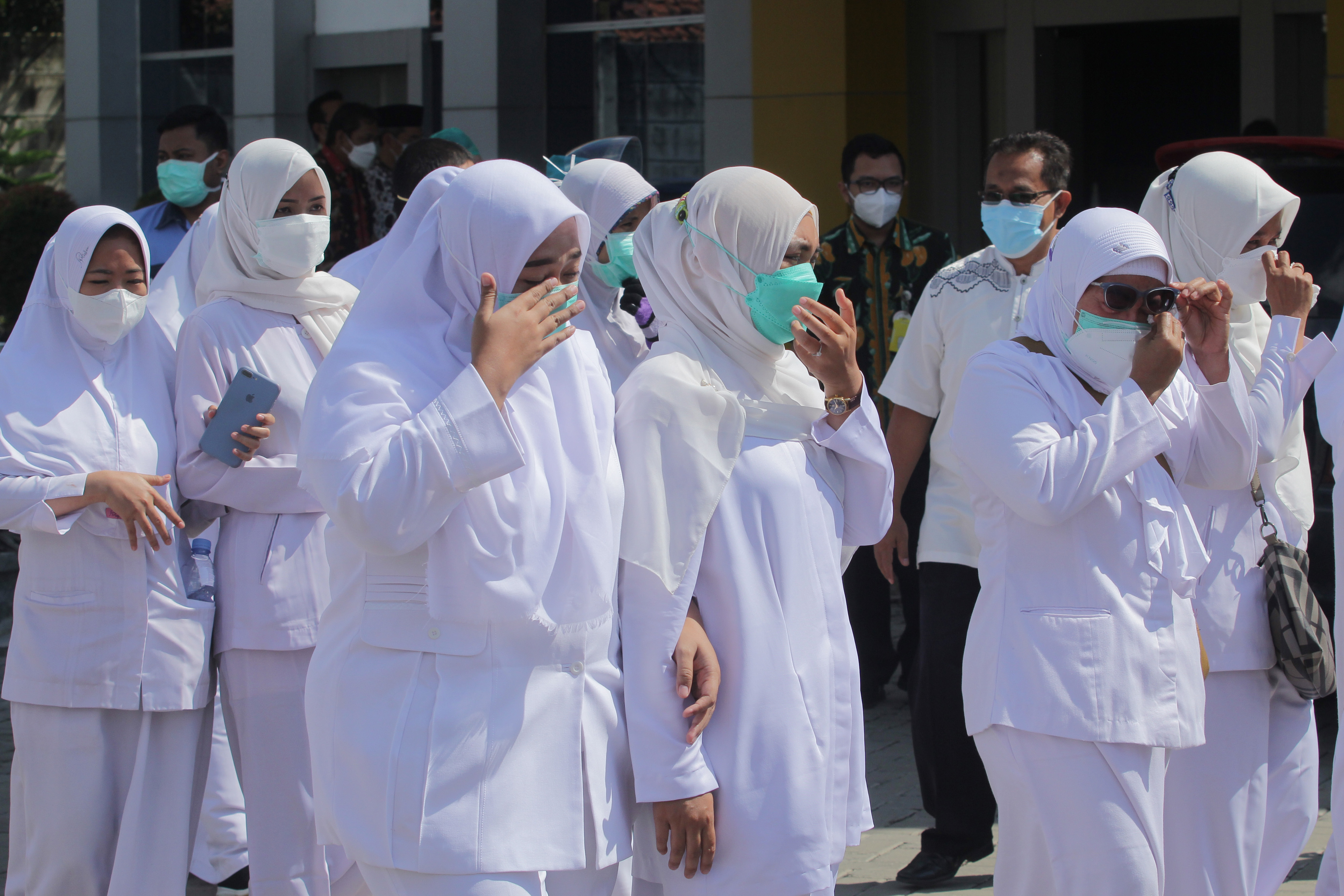 Sejumlah tenaga kesehatan menangis saat memberi penghormatan terakhir kepada mendiang bidan Ilah Kurnia di RSUD Indramayu, Jawa Barat.