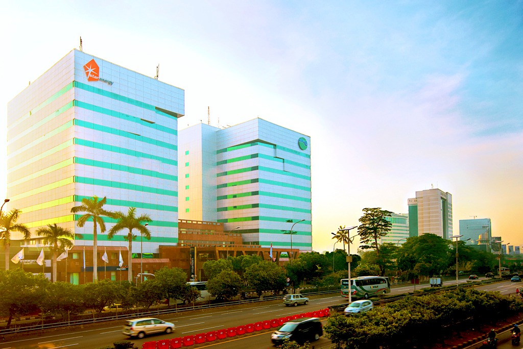 Gedung Star Energy adalah anak usaha dari Barito Pacific milik Prajogo Pangestu yang turut menyumbang 3.000 unit konsentrator oksigen. 