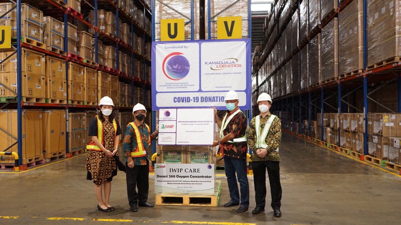 Acara penyerahan  200 unit konsentrator oksigen berkapasitas 10 liter/menit kepada pemerintah melalui Kemenko Kemaritman dan Investasi.