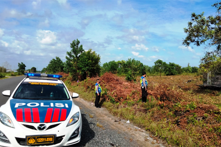 Personel Polda Kalteng patroli lahan kering di Kota Palangka Raya.