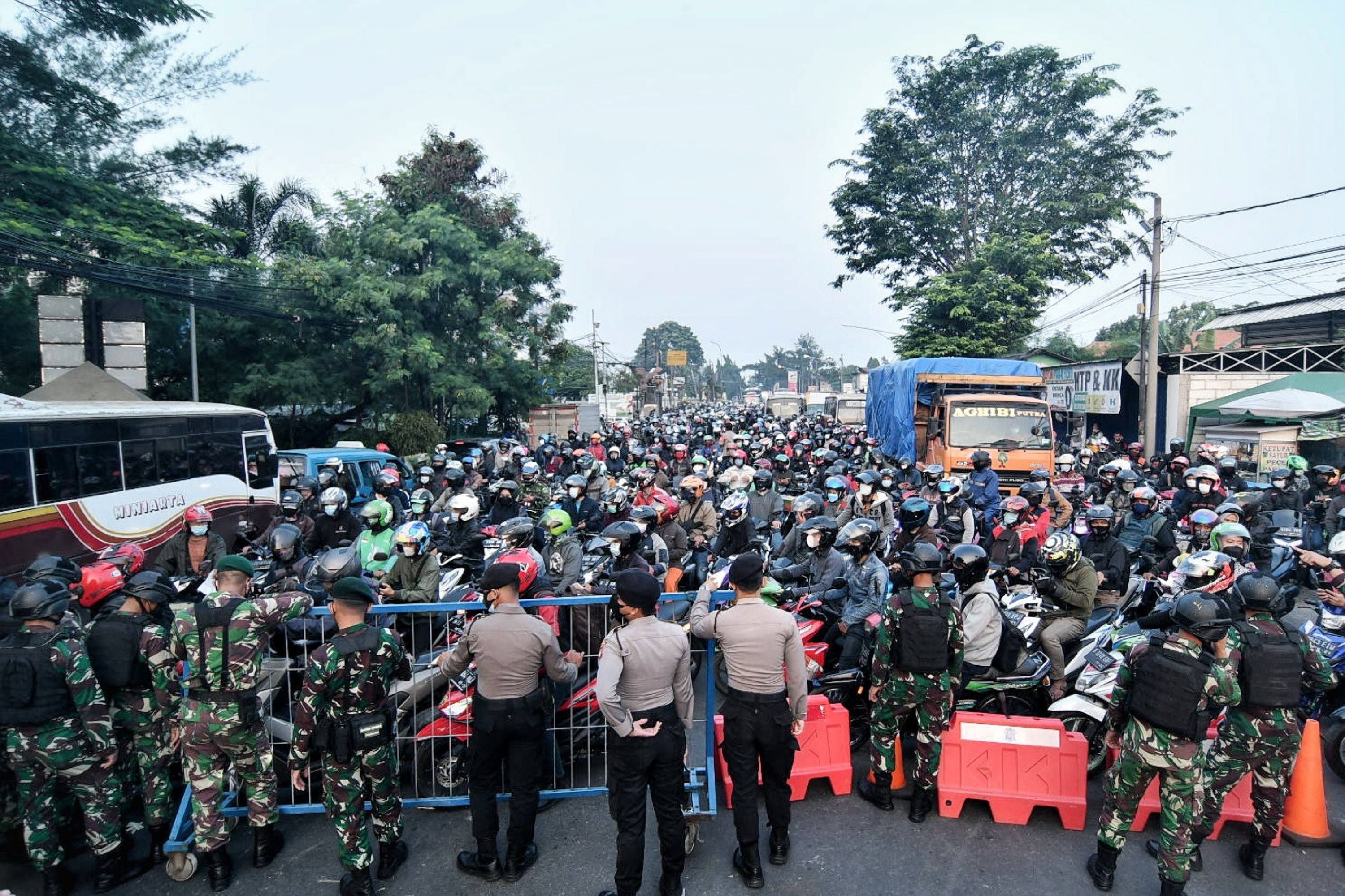 Penumpukan pengendara saat PPKM darurat ditengarai karena banyak perusahaan yang masih mewajibkan kerja ke kantor.