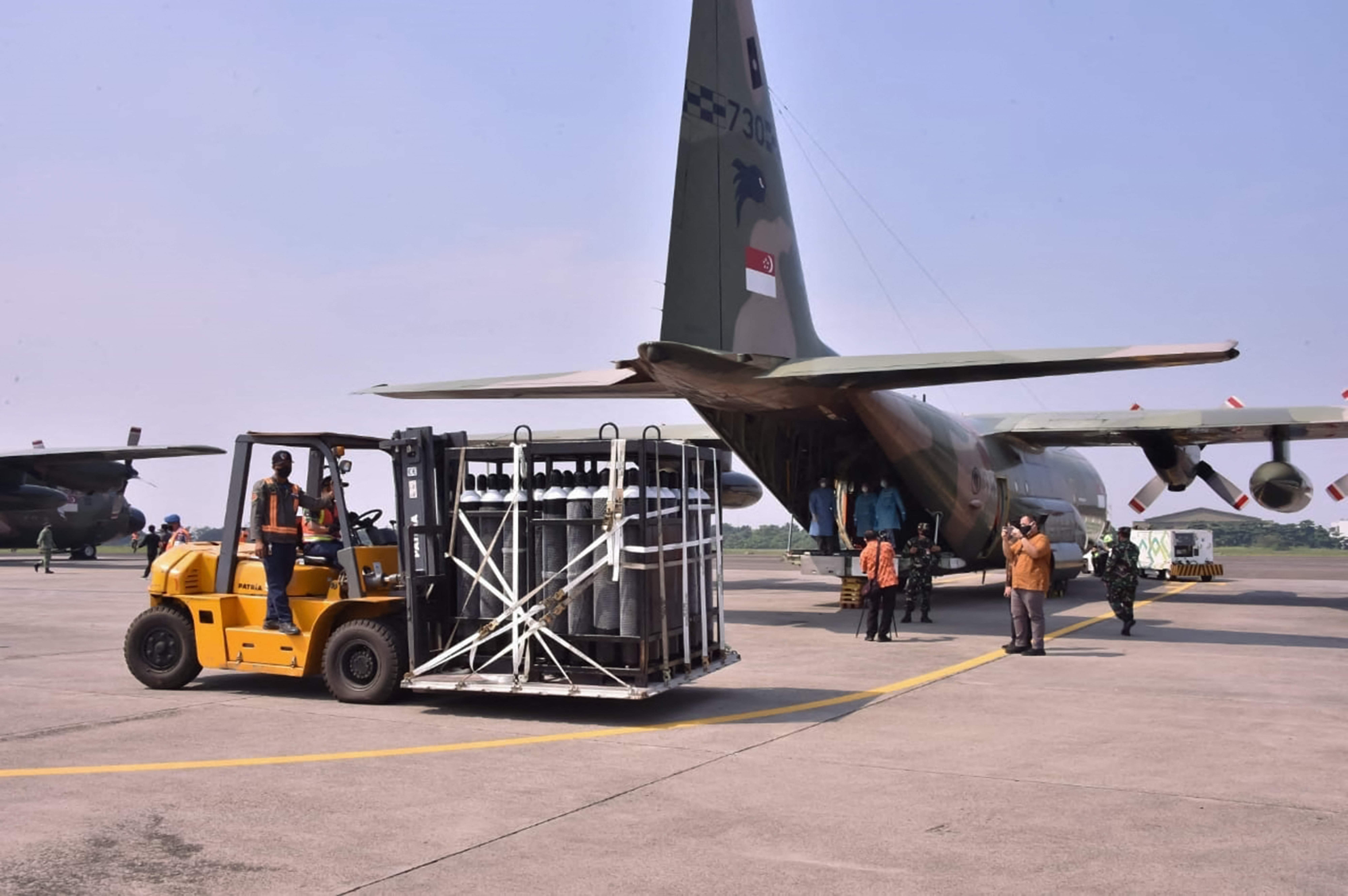 Kedatangan bantuan dari Singapura yang diangkut pesawat hercules, hari ini.