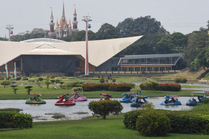Sejumlah wisatawan mengunjungi tempat wisata Taman Mini Indonesia Indah (TMII) di Jakarta, Sabtu (15/5/2021). 
