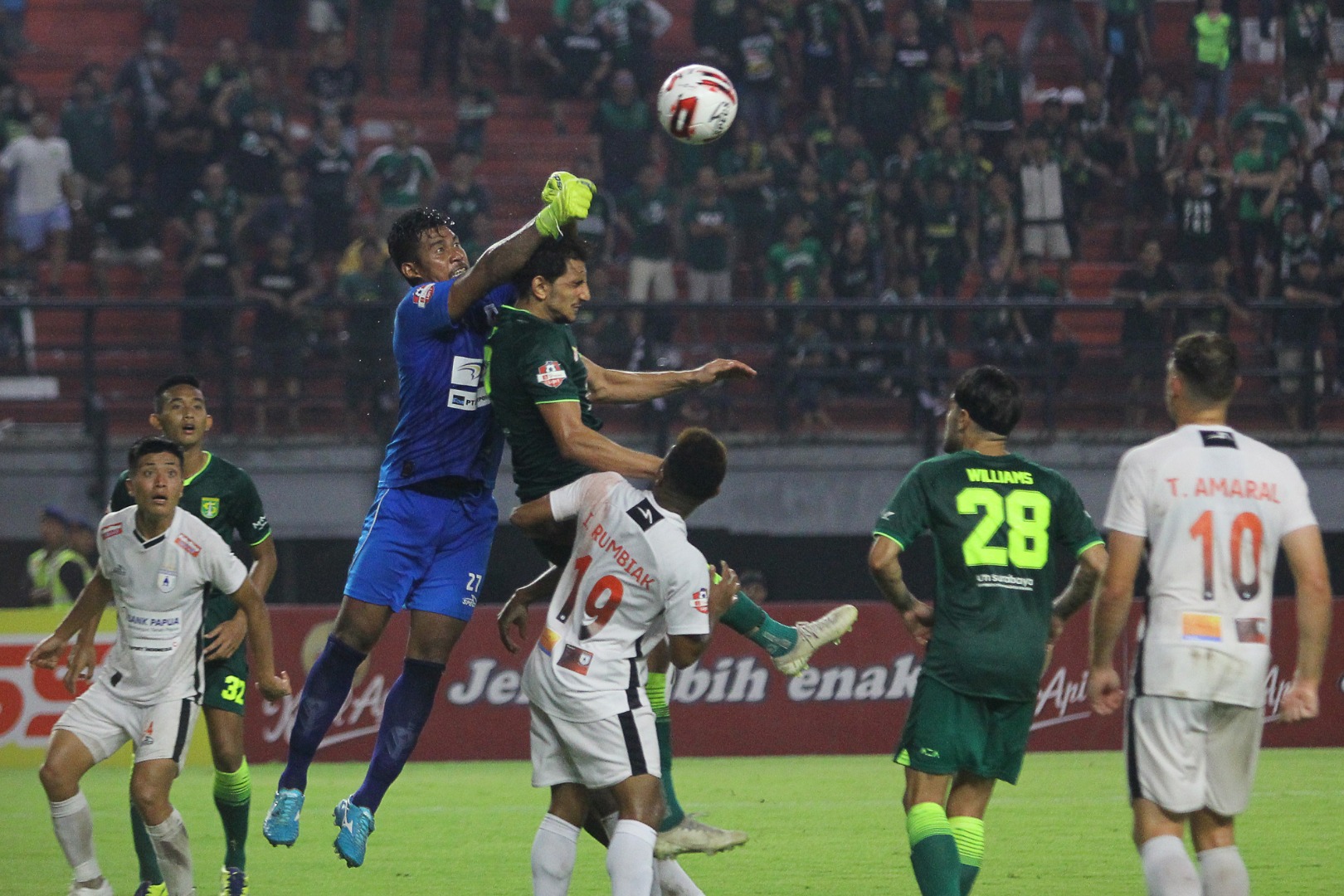 Pertandingan Liga 1 Indonesia antara tim Persebaya dan Persipura di di Stadion Gelora Bung Tomo, Surabaya, Jawa Timur, tahun lalu.