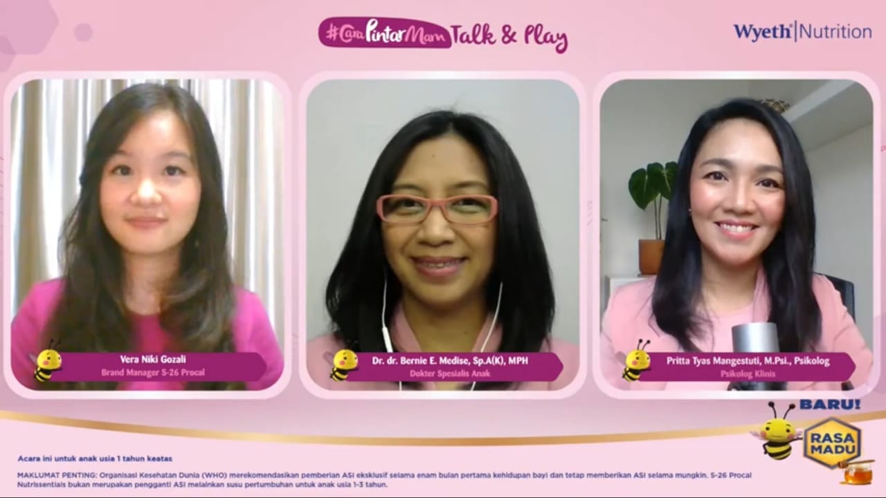 Para pembicara dalam webinar kesehatan ibu dan anak. 