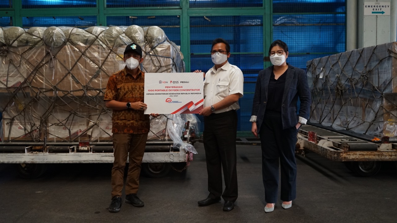 Penyerahan 1.000 oksigen konsentrator oleh pihak VDNI-OSS kepada Kesehatan Kementerian.
