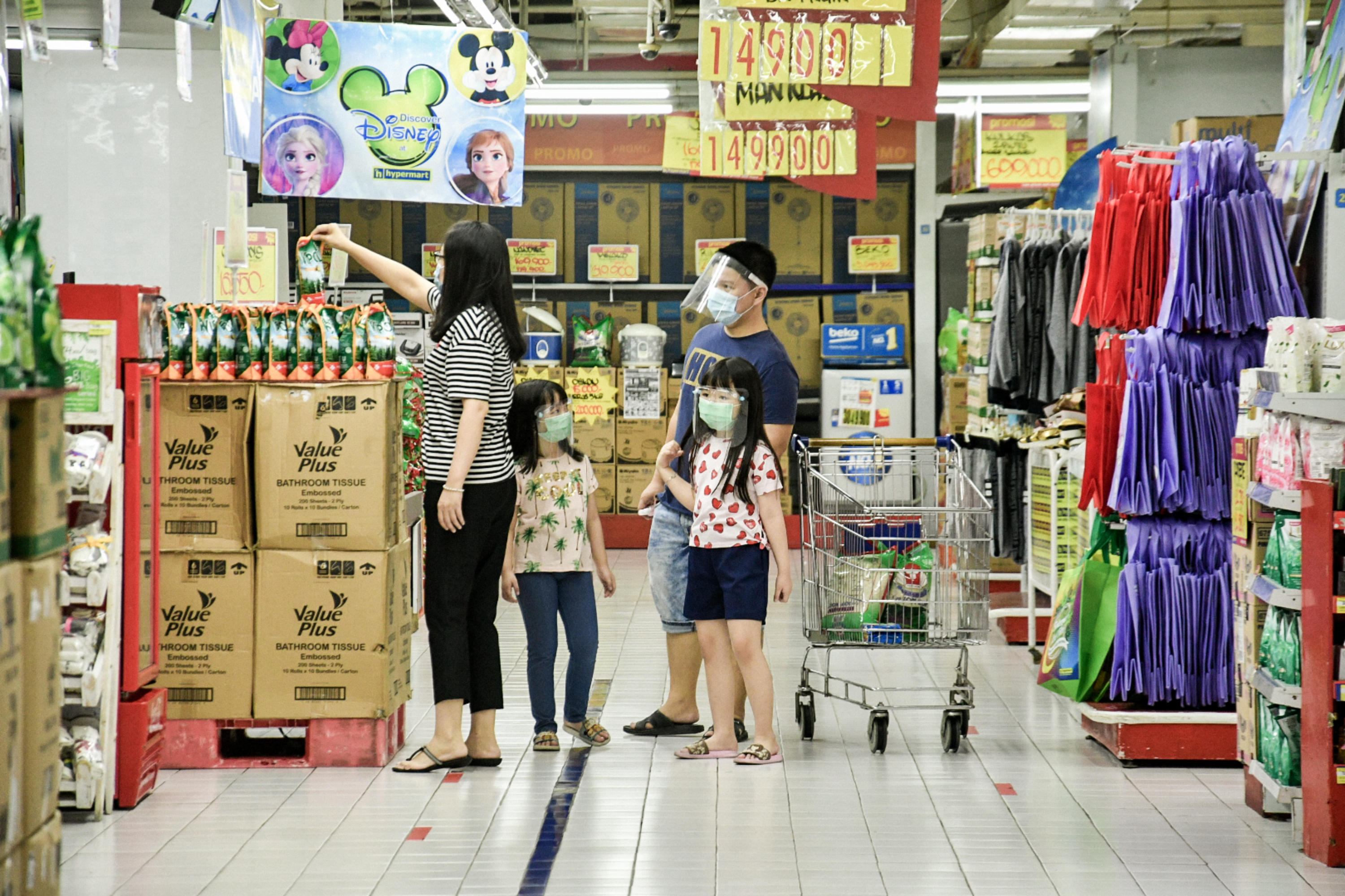 Ilustrasi pengunjung saat berbelanja di supermarket wilayah Jakarta.