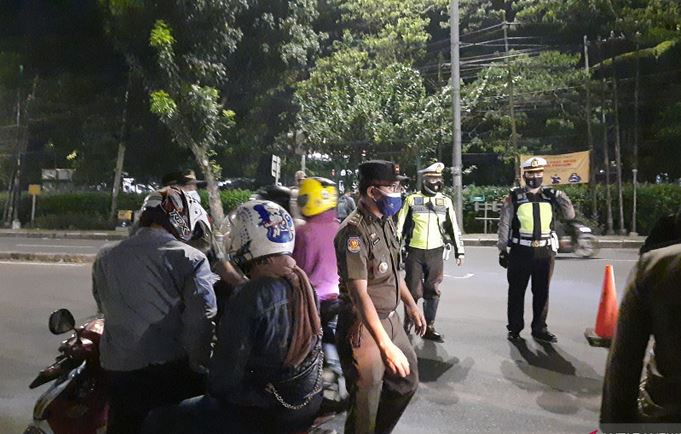 PPKM Darurat Mulai Berlaku, Petugas Putar Balik Pengendara Arah Jakarta