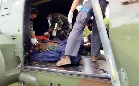 Proses evakuasi dua jenazah kelompok teroris Mujahidin Indonesia Timur (MIT)