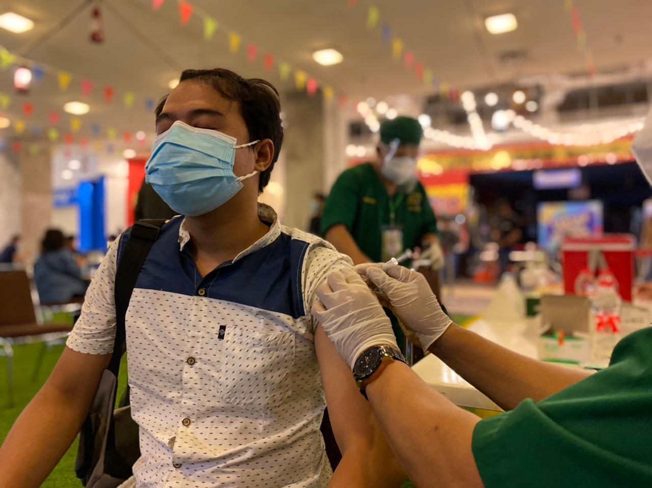 Vaksinasi Covid-19 di tangcity Mall