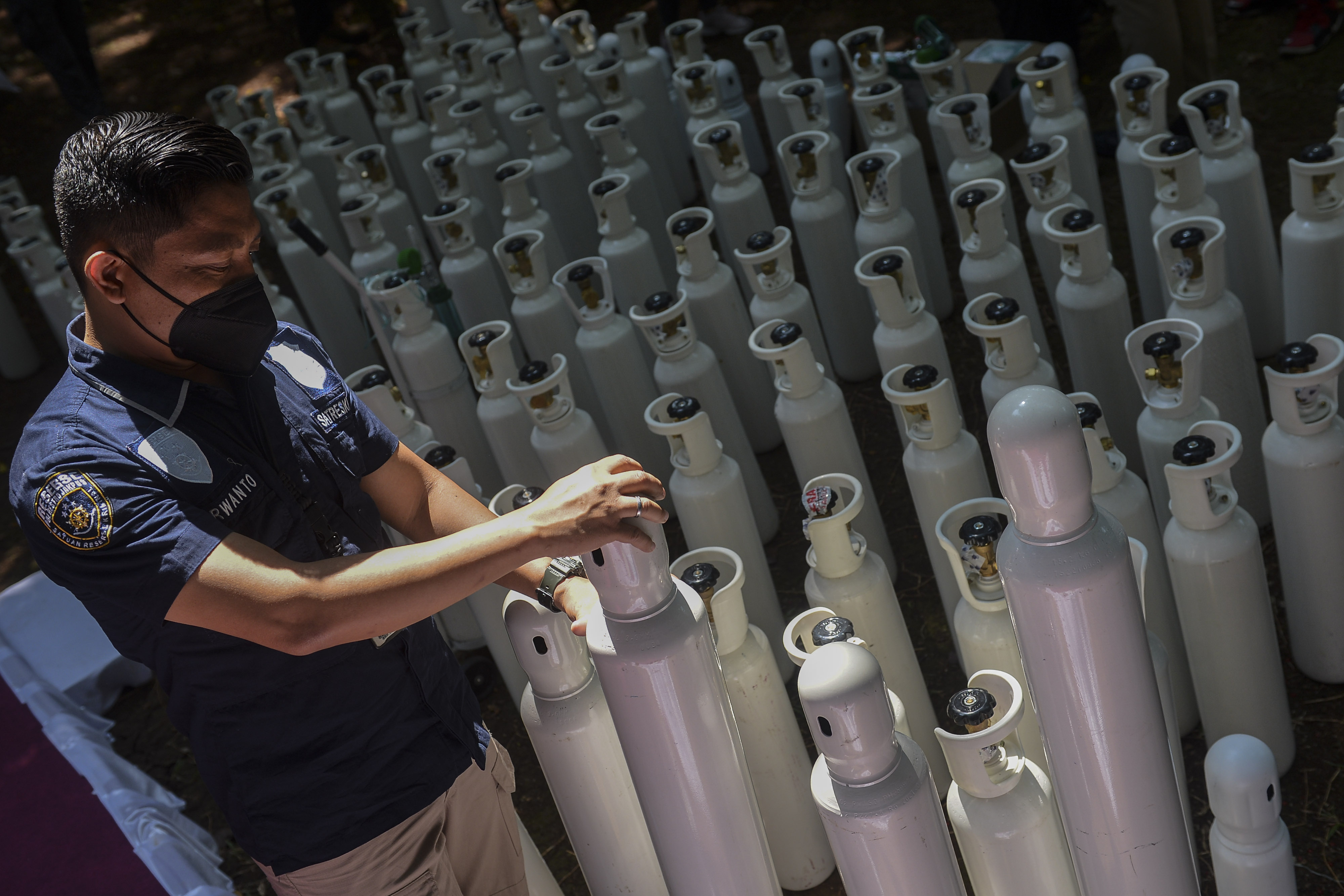 Polisi menata tabung oksigen saat penyerahan barang bukti tabung kasus tindak kejahatan.