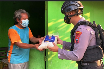 Tim Sparta Polresta Surakarta Berpatroli Pekat Sambil membagikan Bansos Beras.