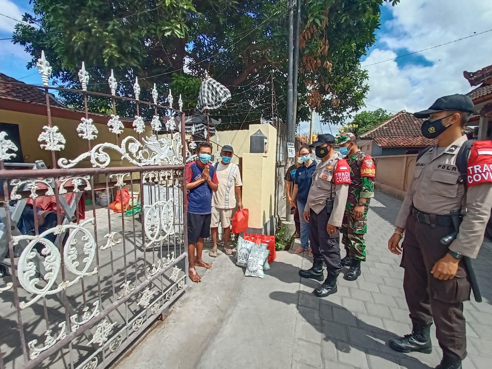  Warga yang menjalani isoman covid-19 di Kelurahan Sesetan, Denpasar Selatan menerima bansos dari Pemkot Denpasar, Sabtu (17/7/2021)