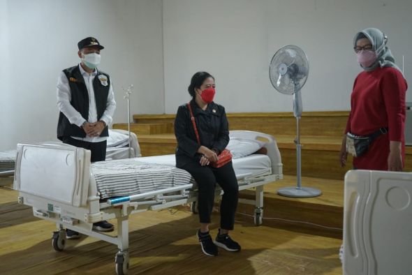 Ketua DPR RI Dr (HC) Puan Maharani meninjau RS Darurat Lapangan Tembak Kedung Cowek di Surabaya.