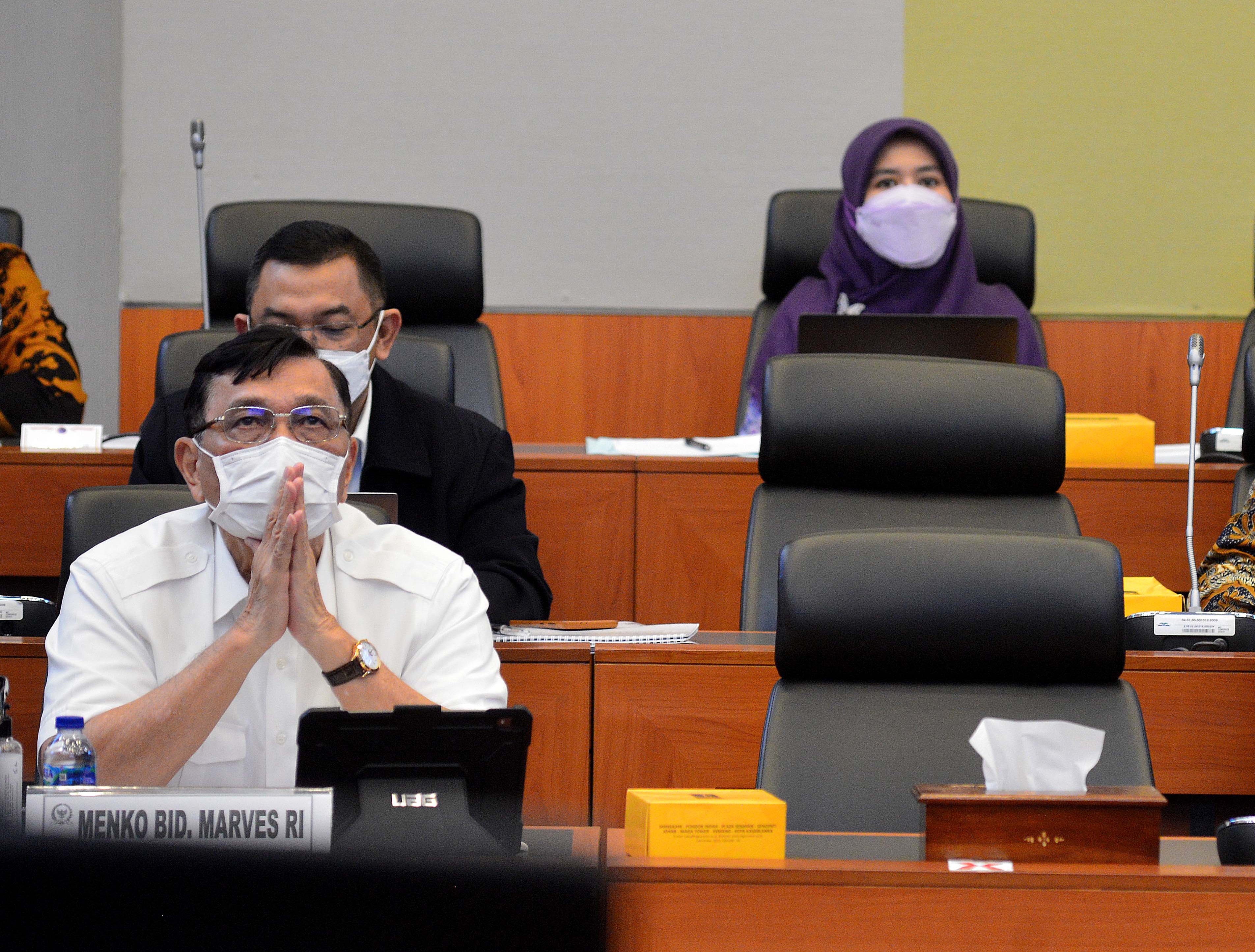 Menko Marves Luhut Binsar Pandjaitan saat mengikuti rapat kerja dengan Banggar DPR RI.
