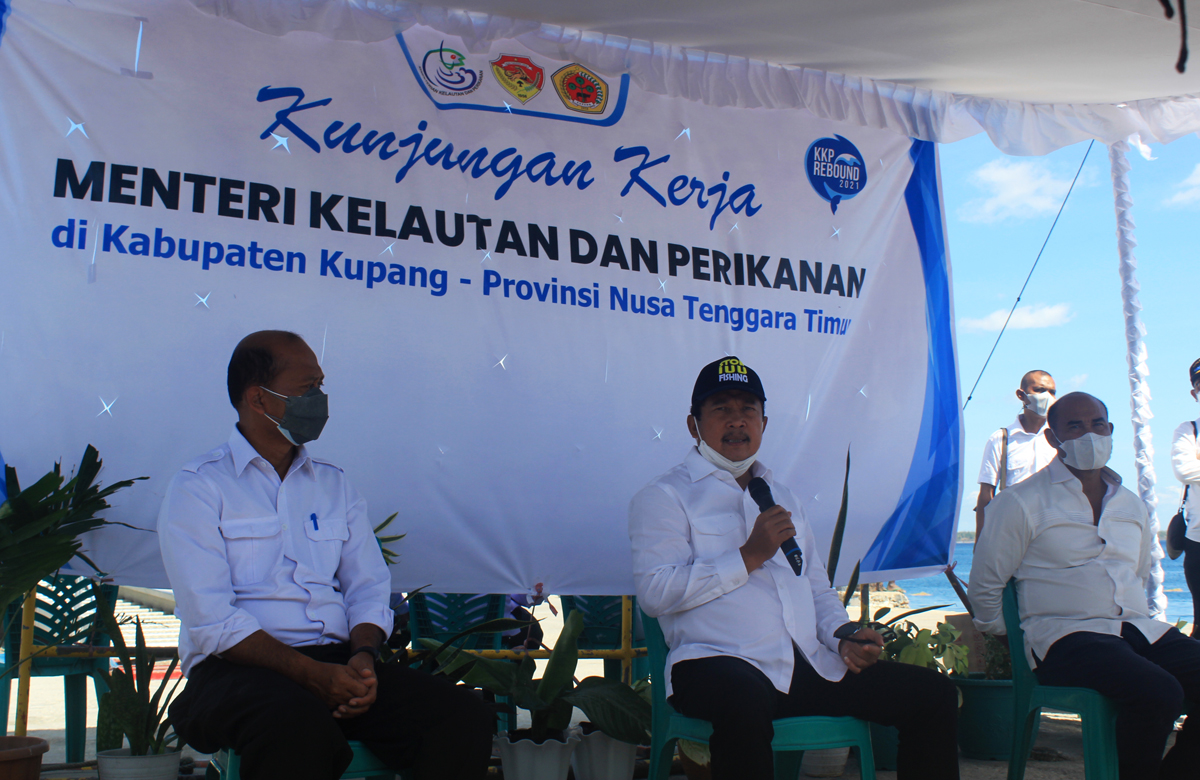 Menteri Kelautan dan Perikanan Sakti Wahyu Trenggono (tengah) Gubernur NTT Viktor Laiskodat (kanan) mengunjungi Keramba Jaring Apung 