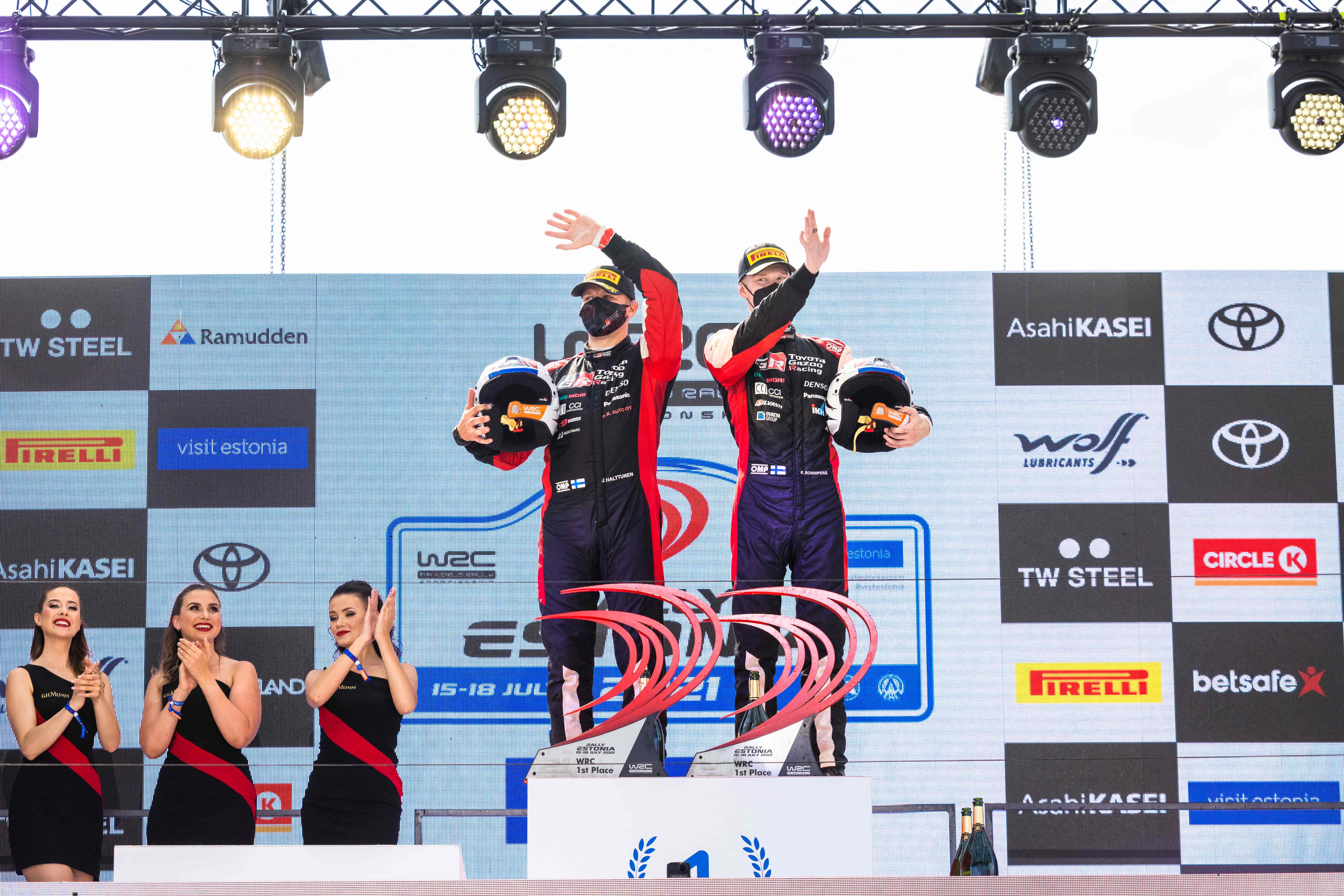 Pembalap Finlandia Kalle Rovanpera (kanan) bersama codriver Jonne Halttunen usai menjadi juara di Reli Estonia.