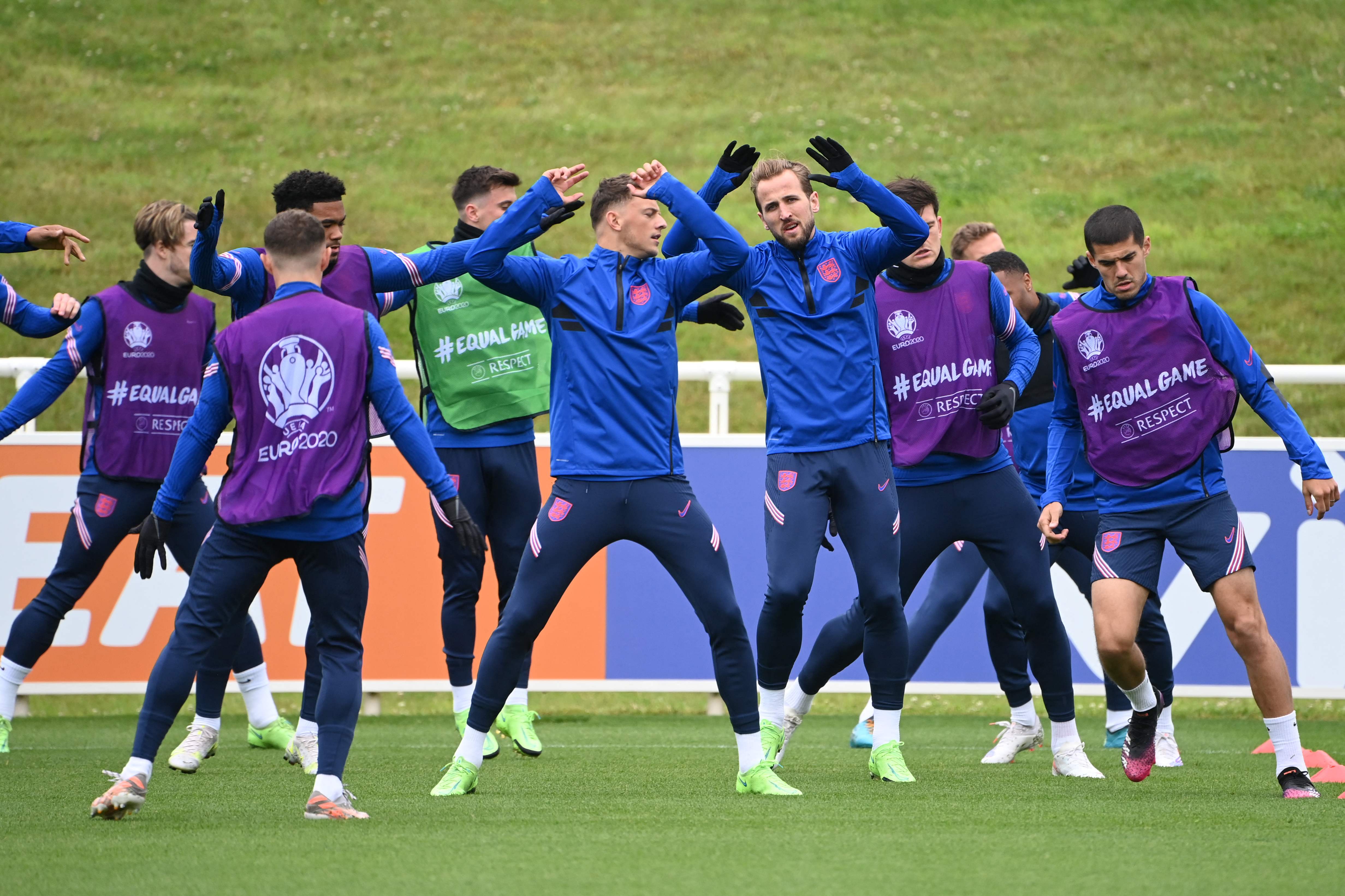 Pemain inggris menjalani latihan sebelum pertandingan semifinal melawan Denmark.