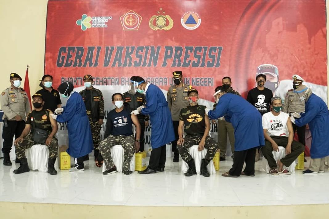 Vaksinasi banser di Polresta Surabaya.