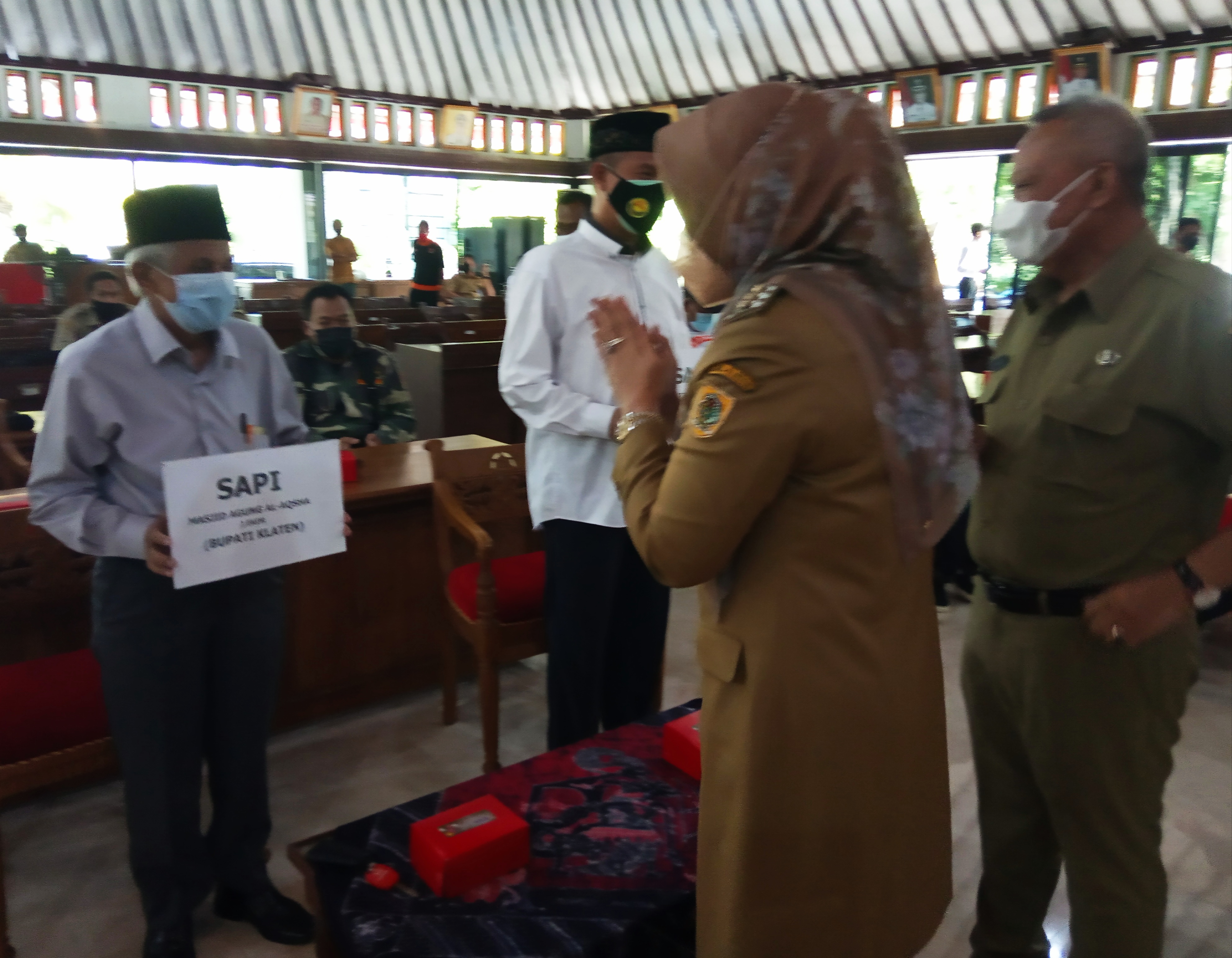 Bupati Sri Mulyani didampingi Sekda Jaka Sawaldi menyerahkan secara simbolis hewan kurban kepada Ketua Takmir Masjid Agung Al Aqsha Klaten