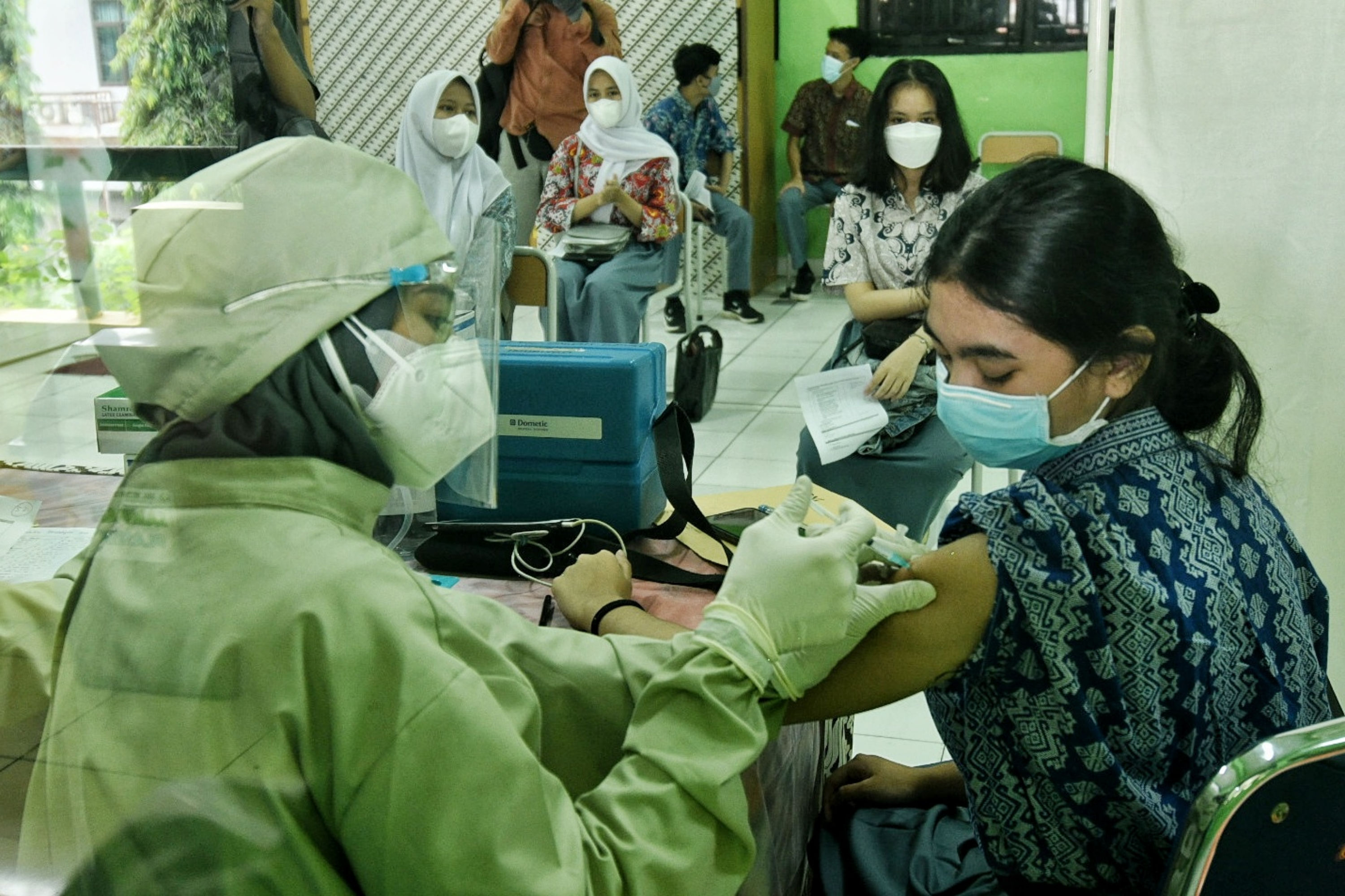  Tenaga medis menyuntikan vaksin Covid-19 pada pelajar di SMAN 20 Jakarta Pusat, Kamis (1/7/2021). 