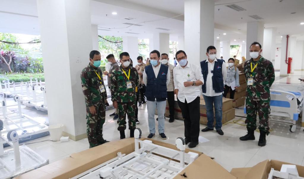 Penyerahan bantuan 510 tempat tidur medis dari Yayasan LAM kepada Kementerian Kesehatan di RSD Covid-19 Wisma Atlet Kemayoran.