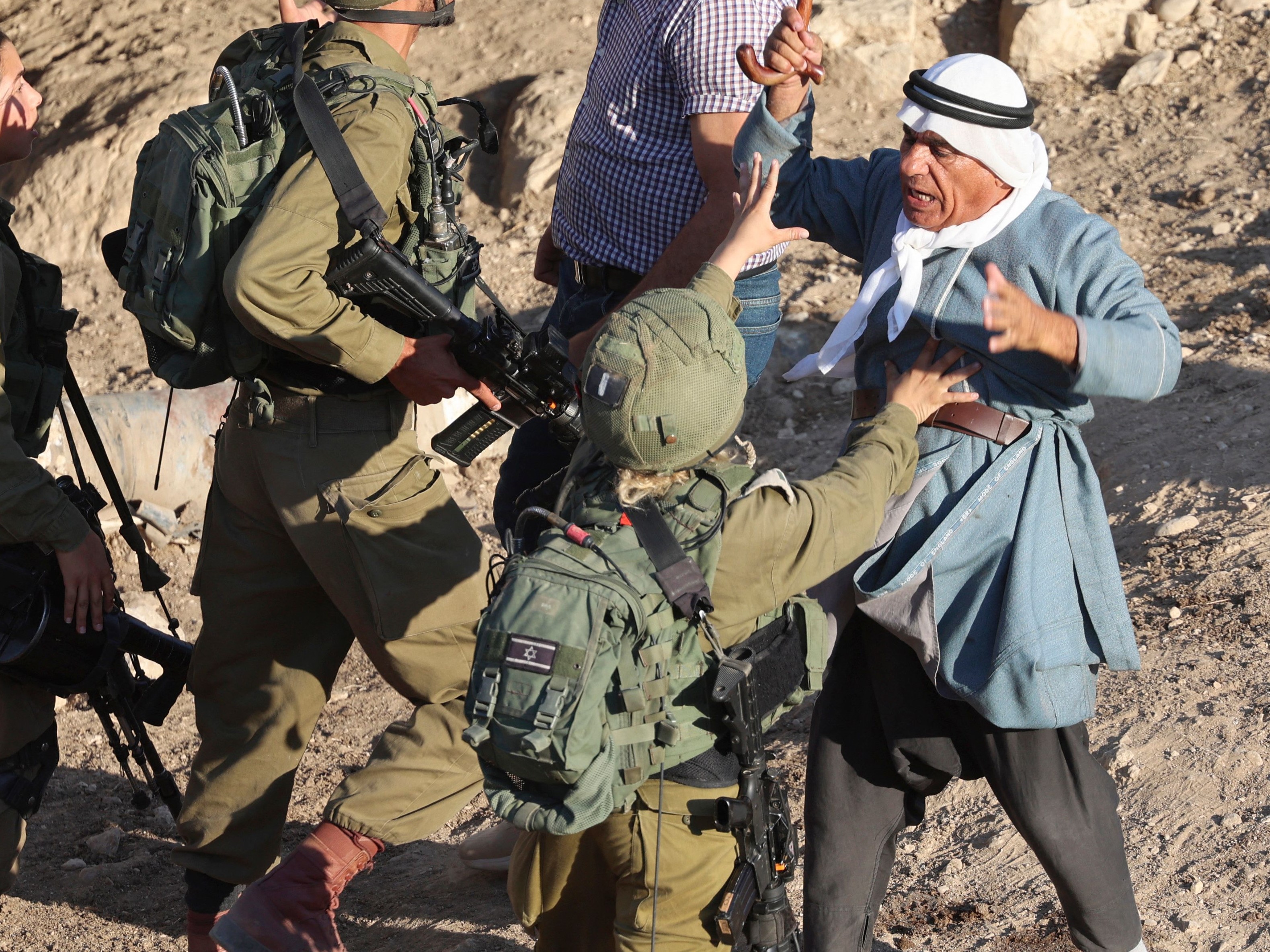 Tentara Israel membubarkan demonstran Palestina di desa Ain al-Helwa, Lembah Yordan, selama protes terhadap pemukiman Israel, Selasa (27/7).