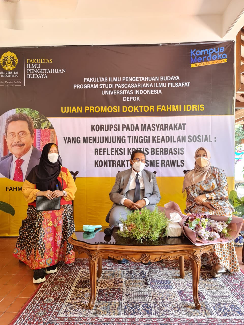 Fahmi Idris (tengah)