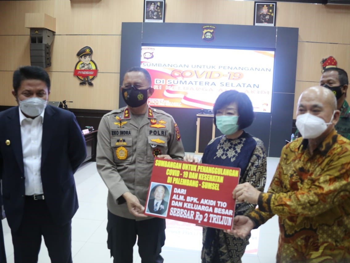 Penyerahan bantuan uang senilai Rp2 triliun dari keluarga almarhum Akidi Tio untuk penanganan covid-19 di Sumsel.