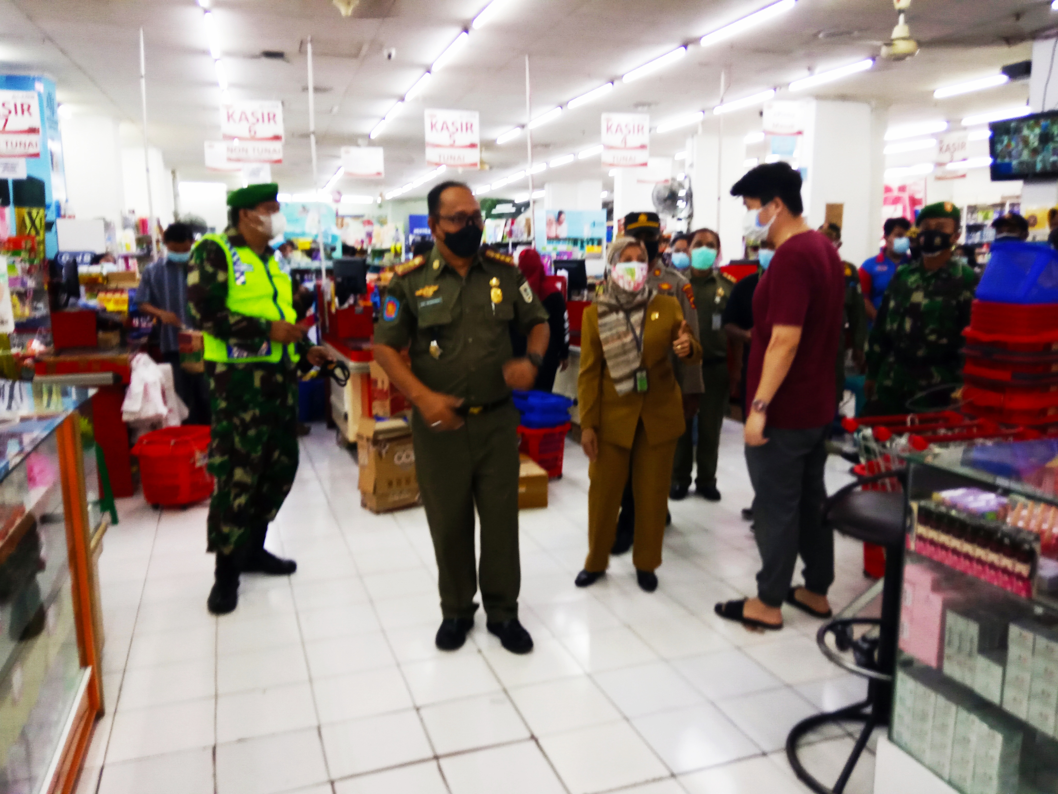 Kasatpol PP Klaten, Joko Hendrawan, bersama tim gabungan saat memantau penerapan protokol kesehatan di salah satu toko