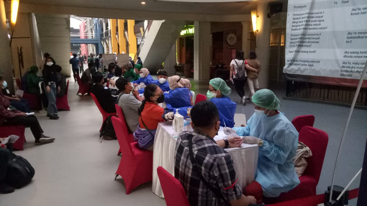 Serbuan vaksin di Citos.