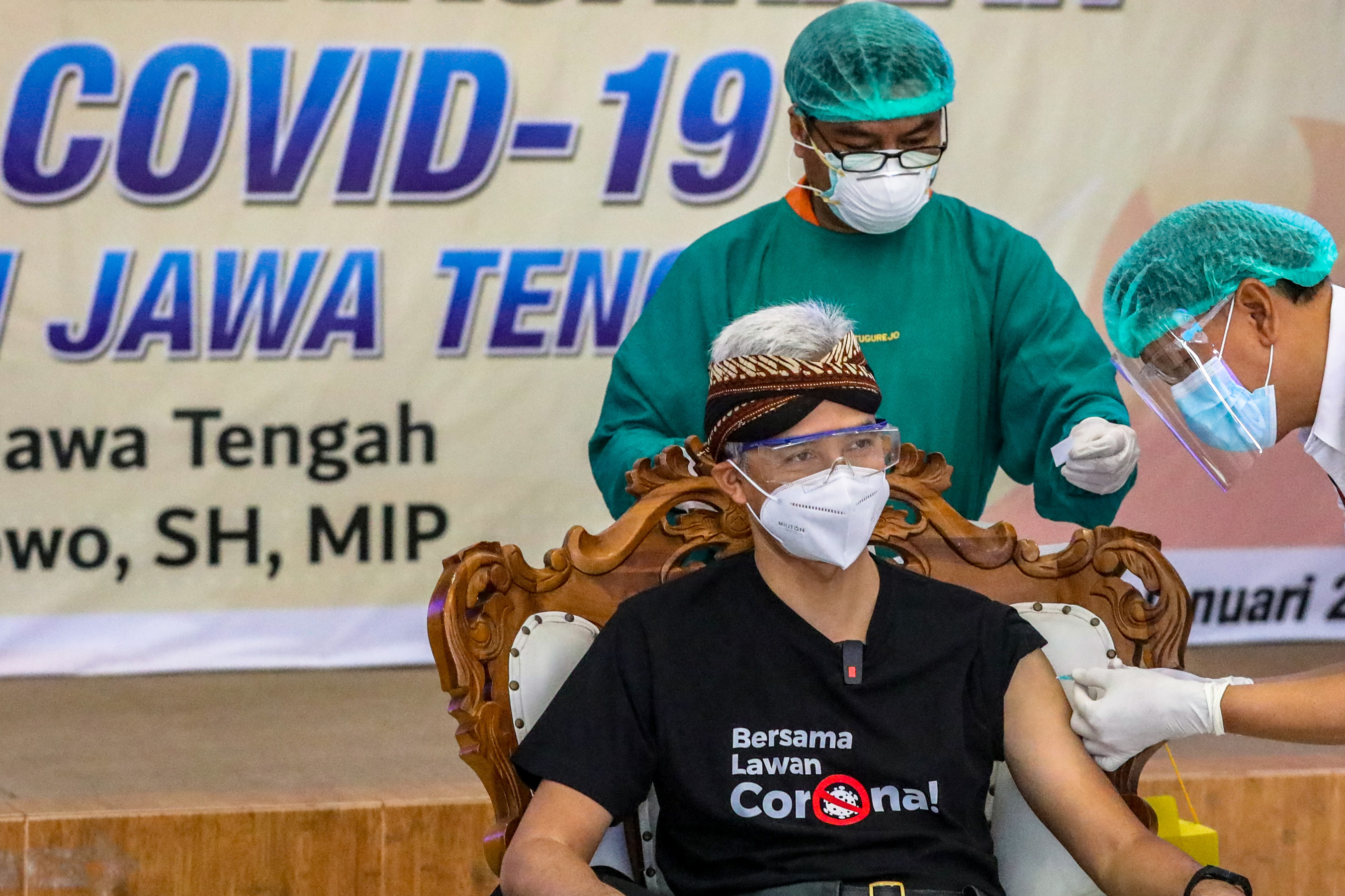 Gubernur Jawa Tengah Ganjar Pranowo (kiri) disuntik vaksin COVID-19 produksi Sinovac