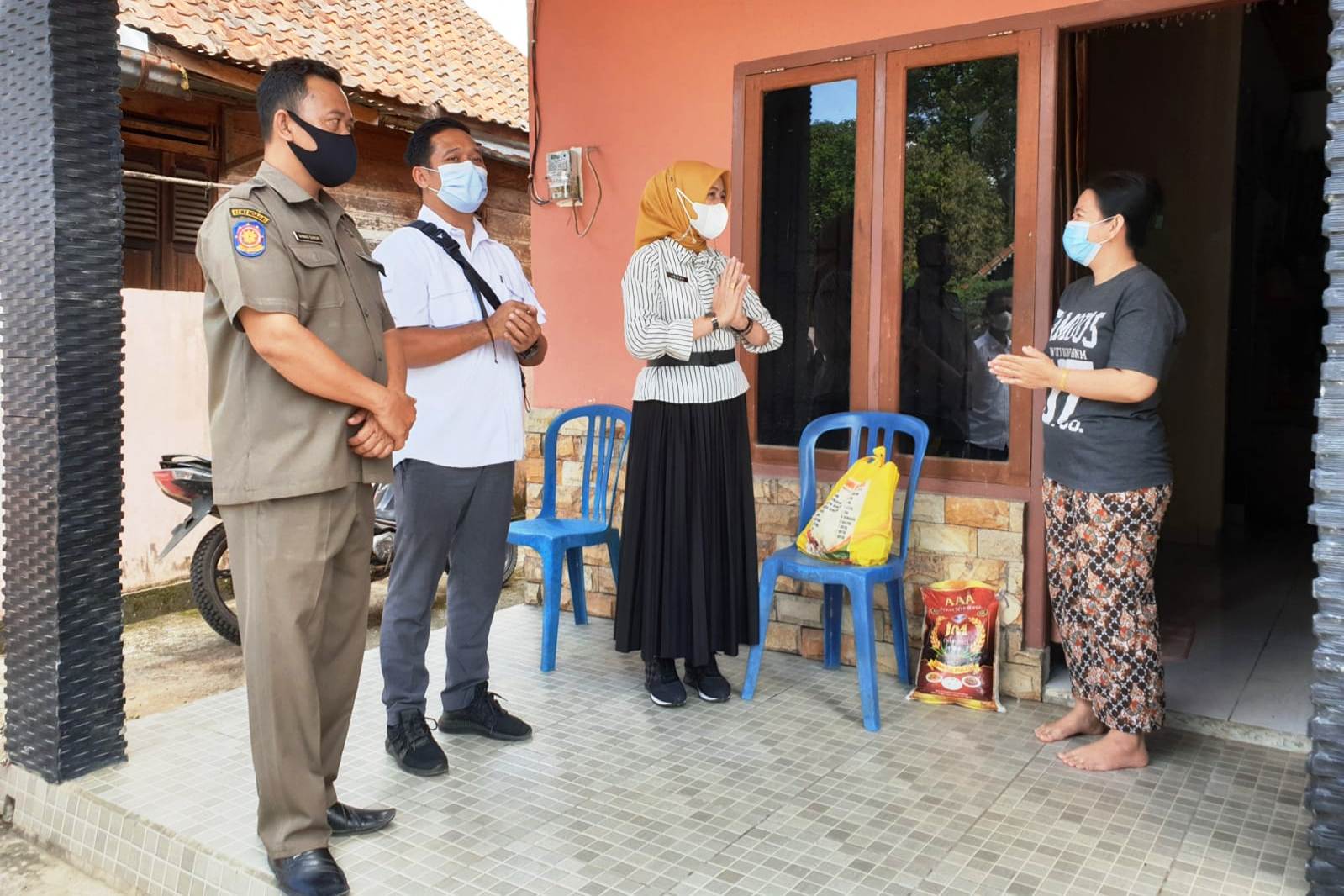 Bupati Muba Dodi Reza Alex mengerahkan para Organisasi Perangkat Daerah (OPD) menyisir sejumlah warga terpapar dan terdampak Covid-19.