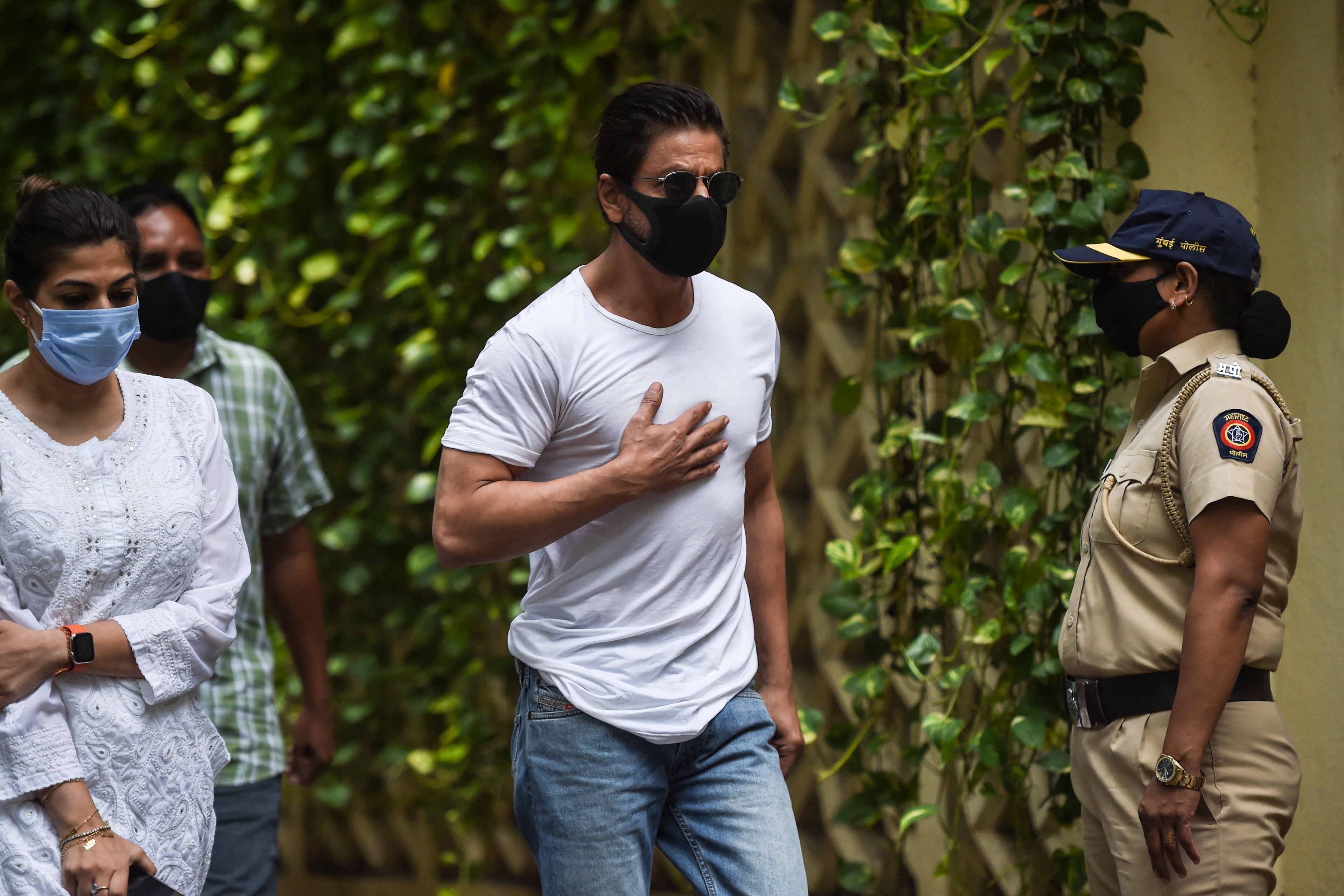 Aktor Bollywood Shah Rukh Khan (tengah) tiba untuk memberikan penghormatan di kediaman mendiang aktor Bollywood Dilip Kumar.