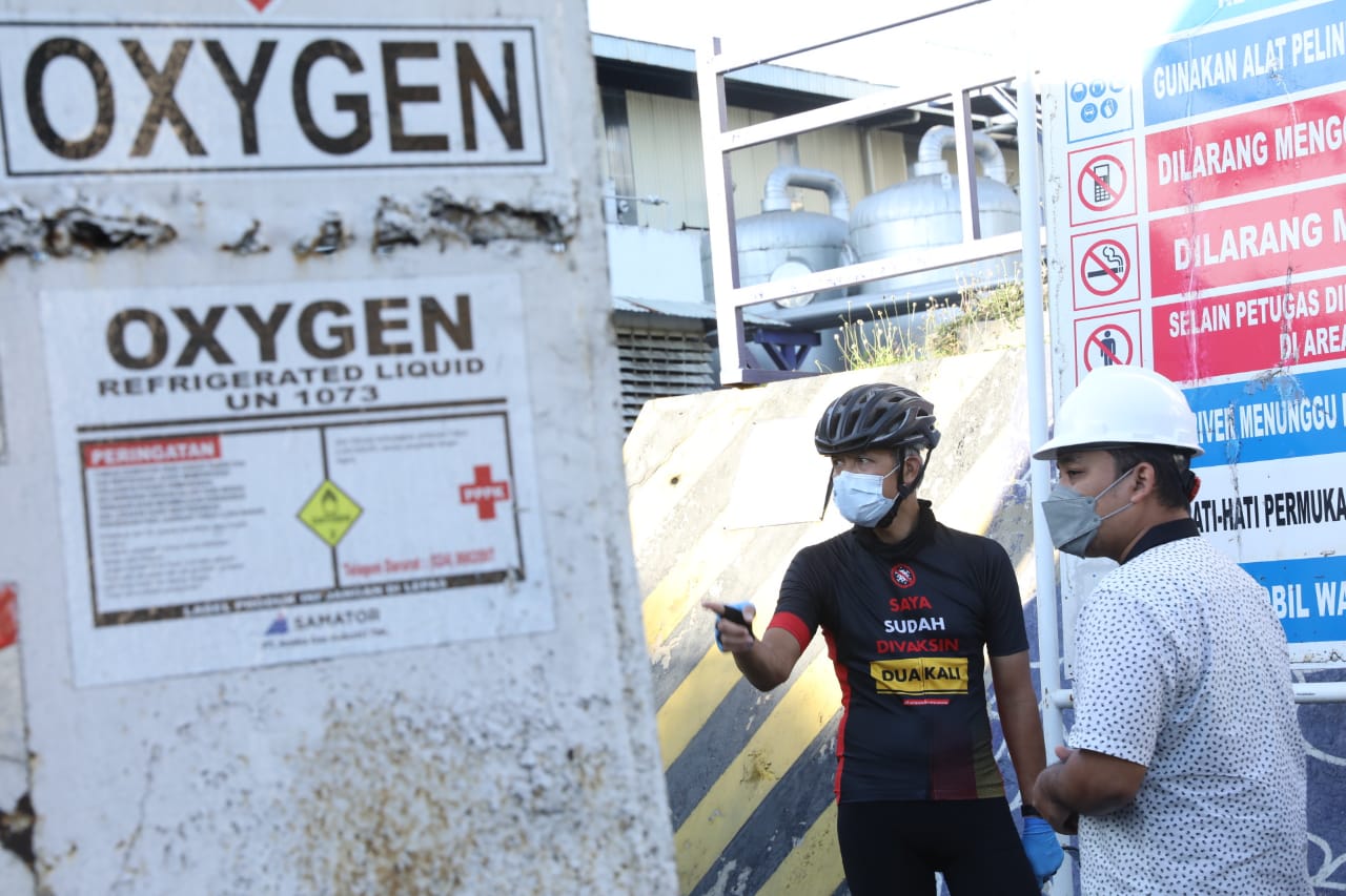 Gubernur Jawa Tengah Ganjar Pranowo (kiri) gowes ke pabrik Samator di Kendal pastikan produksi oksigen sudah normal.