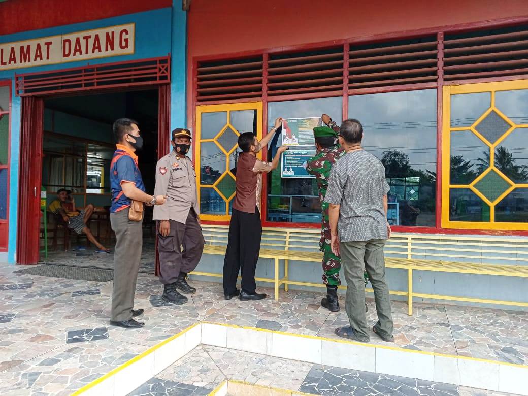 Tim Satgas Covid Kecamatan Babat Supat, Muba melakukan sosialisasi PPKM Darurat lokal dan menempel stiker di warung dan rumah makan.