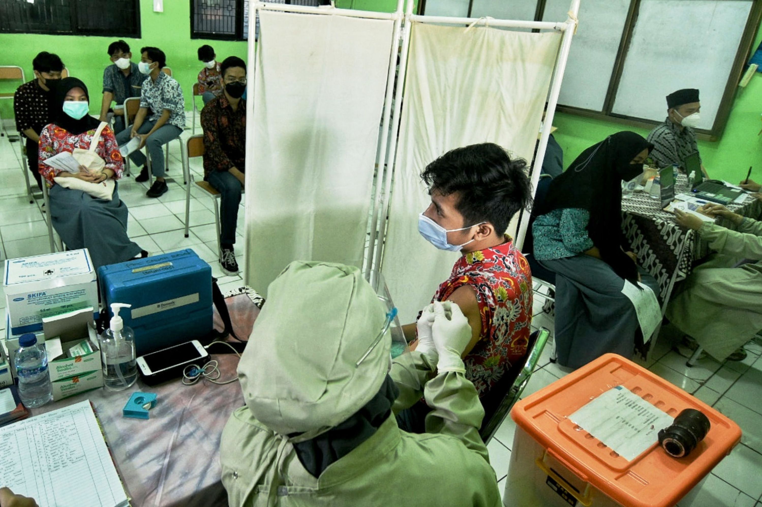 Seorang pelajar sedang divaksinasi.