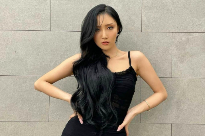 Hwasa dari MAMAMOO yang genap berusia 26 tahun merayakan hari ulang tahunnya dengan membuka akun YouTube.