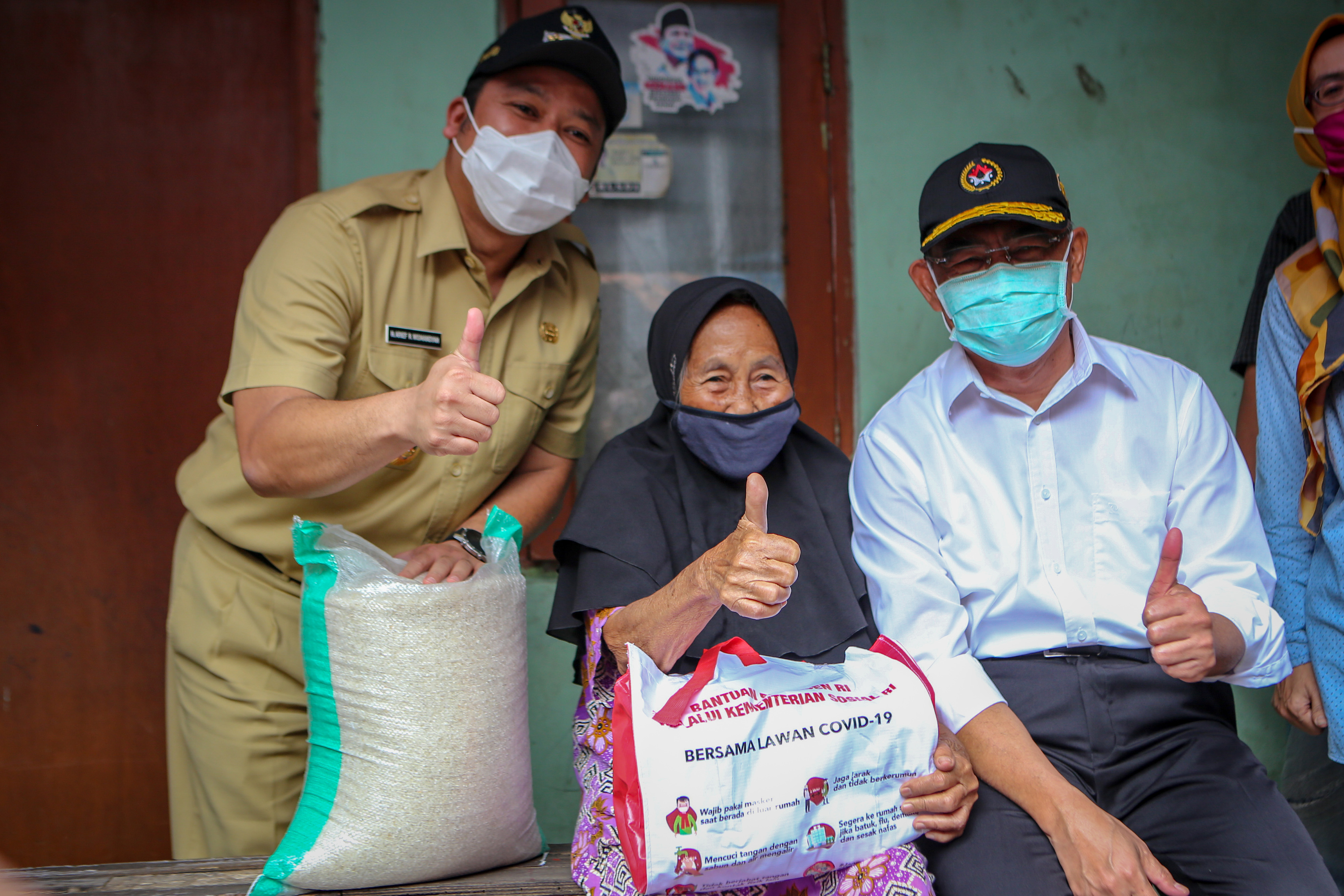 Wali Kota Tangerang Arief R Wismansyah (kiri) mendampingi Menko PMK Muhadjir Effendy menyerahkan bantuan sosial sembako di Kota Tangerang.