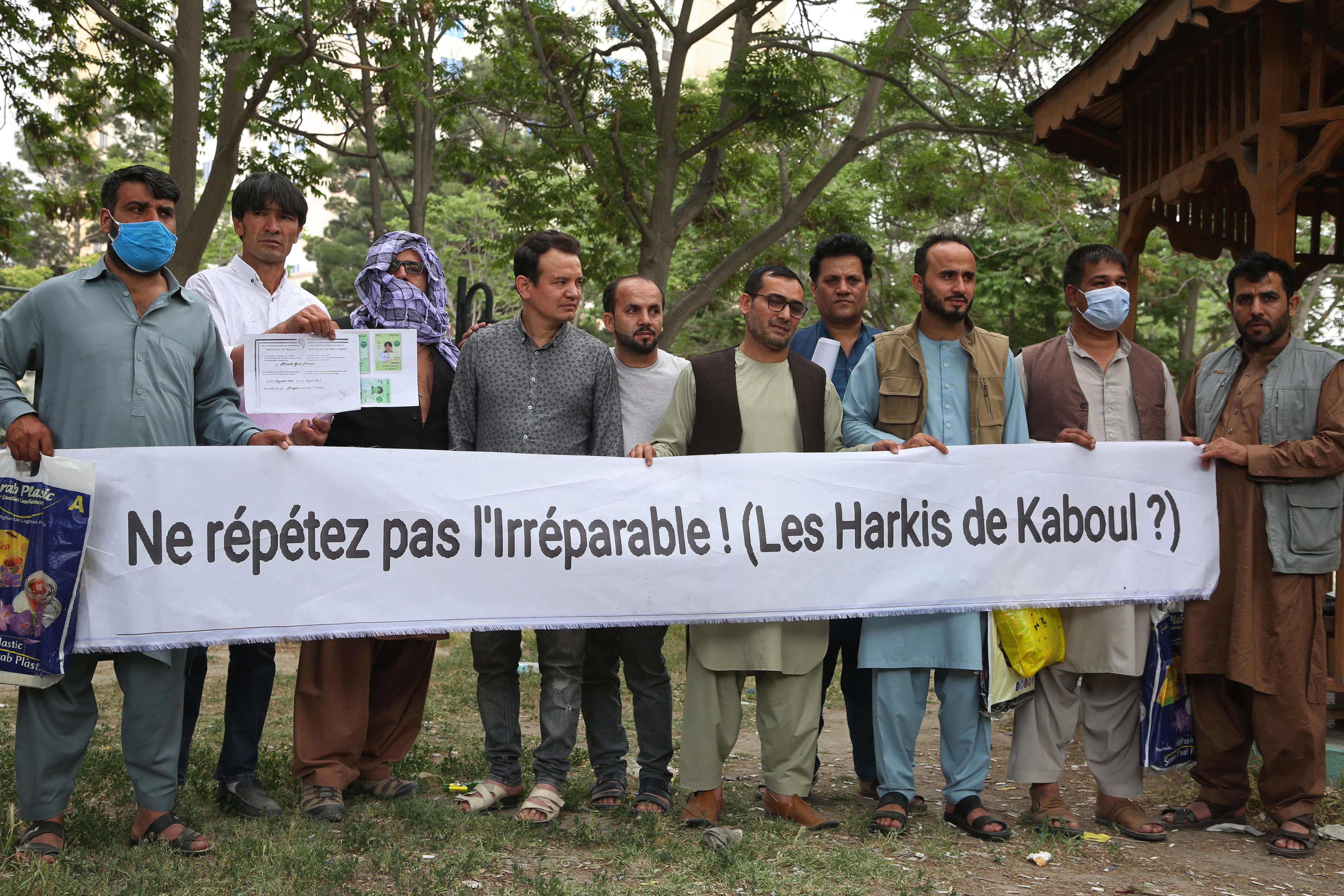 Para penerjemah yang bekerja untuk pasukan AS dan NATO meminta agar segera dikeluarkan dari Afghanistan.