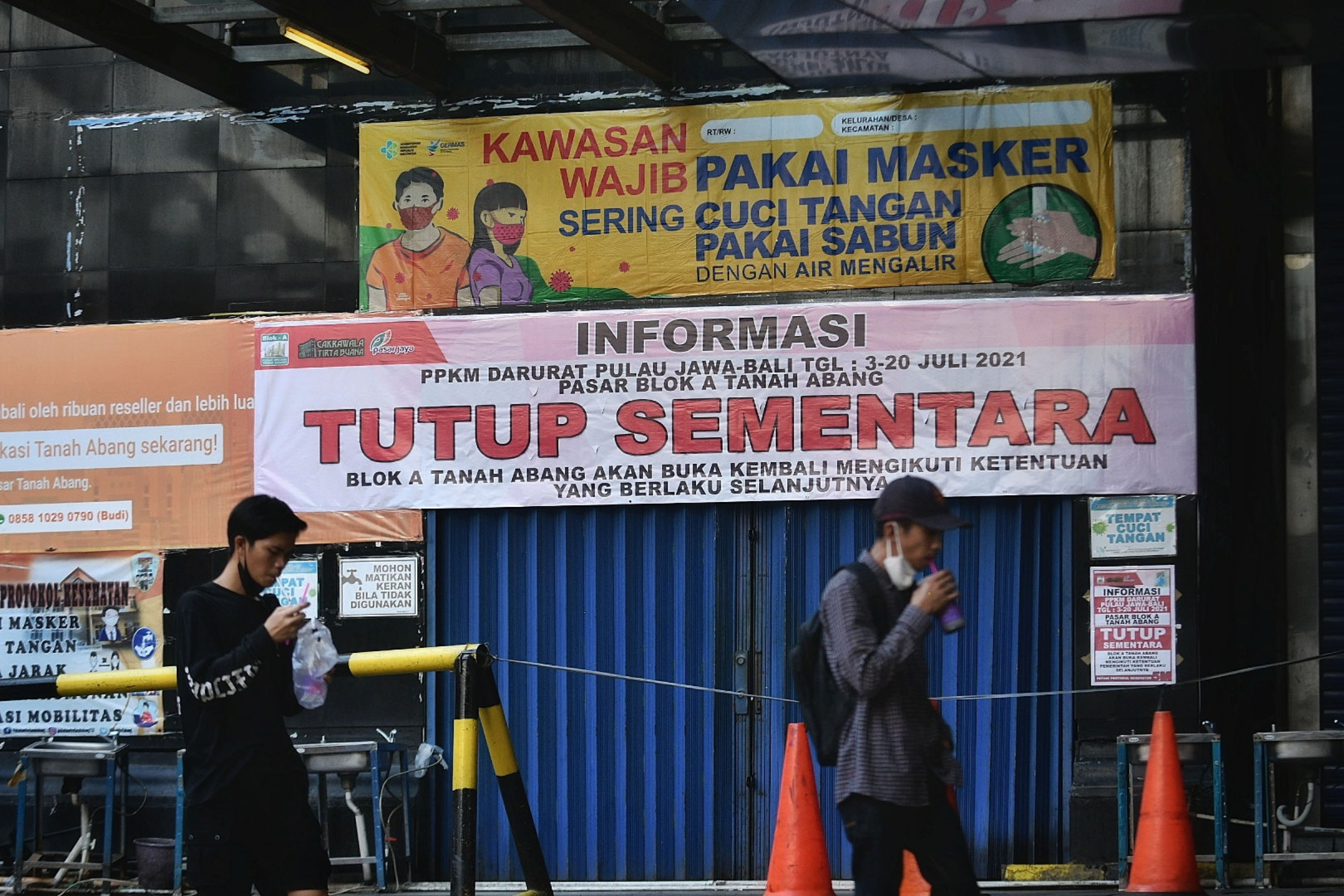 Warga melintas di Pasar Tanah Abang yang tutup saat Pemberlakuan Pembatasan Kegiatan Masyarakat (PPKM) Darurat di Jakarta, Minggu (4/7/2021)