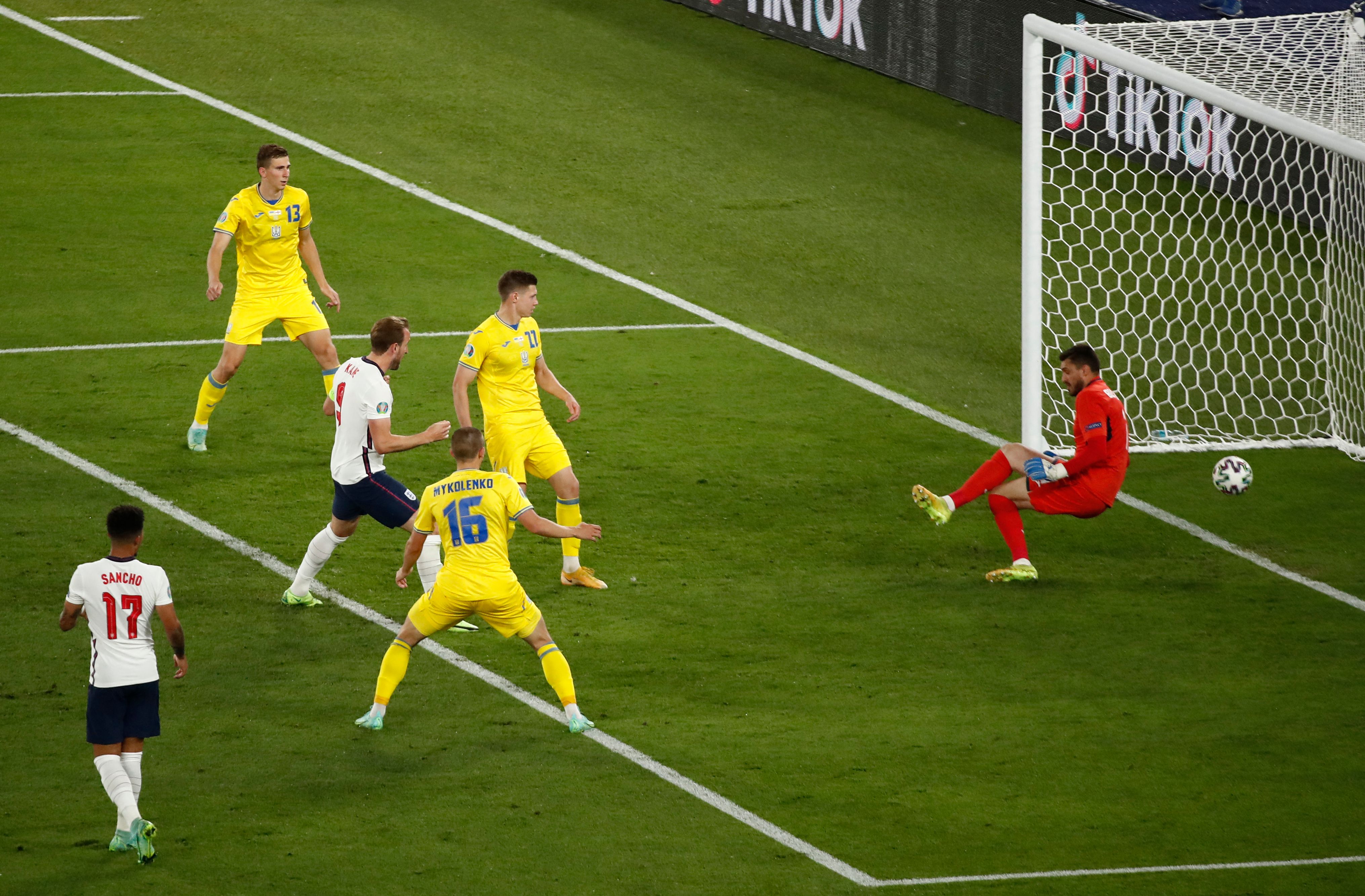 Aksi kapten Timnas Inggris, Harry Kane (ketiga dari kiri) menjebol gawang timnas Ukraina yang dijaga Heorhiy Bushchan.  