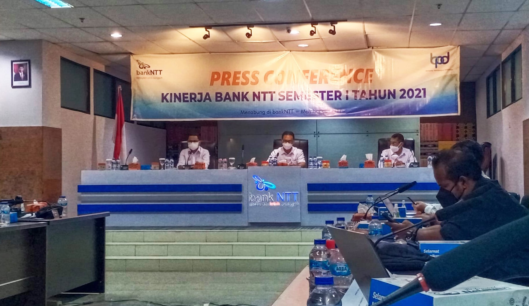 Dirut Bank NTT, Alex Riwu Kaho (tengah) menyampaikan keterangan pers terkait pertumbuhan aset bank tersebut di Kupang, Kamis (8/7). 